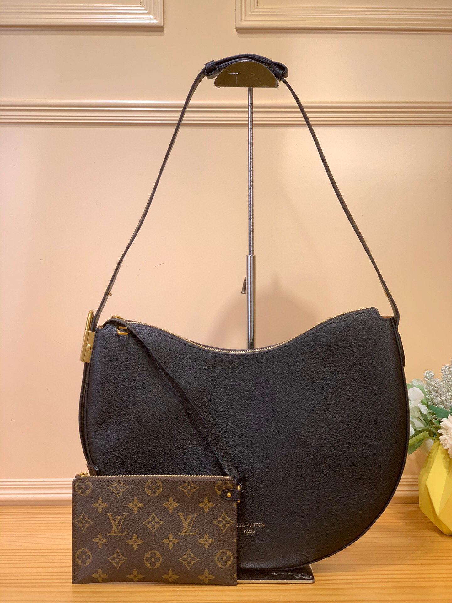 NO:621219,Top original order [LOW KEY COOKIE medium handbag] m14417 black m14642 brown m14635 apricot gray Louis Vuitton launches the Low Key Cookie Ys medium handbag, which demonstrates the brand heritage and exquisite craftsmanship with its elegant design. The soft cow leather will show unique color over time, and the aged metal padlock and detachable Monogram storage bag are rich in details, which can be switched to various carrying methods at will. Size 26 x 5  x 32 cm 8319095 (height x width x length),,louis vuitton,cowhide19860909顶级原单【LOW KEY COOKIE 中号手袋】 m14417 黑色 m14642 棕色 m14635 杏灰色 路易威登推出 Low Key Cookie Ys中号手袋,以典雅设计彰显品牌传承和精湛匠艺.柔软牛皮革将随时间流逝呈现别致色泽,做旧金属挂锁和可拆卸 Monogram 收纳袋丰富细节,可随心切换多种背携方式. 尺寸26 x 5 x 32 厘米 8319095 (高 x 宽 x 长度),,louis vuitton,cowhide,Bag