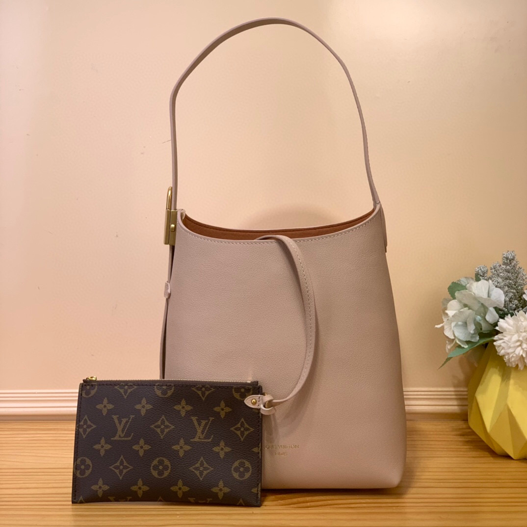 NO:552395,Top original order [LOW KEY HOBO small handbag] M25354 golden brown 25353 goose yellow 25352 black m14265 apricot gray Low Key Hobo Ys small handbag is made of smooth cow leather with suede cow leather lining, which can accommodate short wallets, large smartphones, keys and other small items. The shoulder strap can be adjusted with a padlock buckle and is removable Monogram  Canvas zippered inner pocket for neat storage. Dimensions 24 x 28 x 16 cm (length x height x width) 8219095,,cowhide19860909顶级原单【LOW KEY HOBO 小号手袋】M25354金棕色 25353 鹅黄色 25352 黑色 m14265 杏灰色 Low Key Hobo Ys小号手袋为光滑牛皮革搭配绒面牛皮革内衬,可容纳短款钱夹、大号智能手机、钥匙和其他小物.肩带可通过挂锁搭 扣调节,可拆卸 Monogram 帆布拉链内袋实现齐整收纳.  尺寸 24 x28 x16厘米(长度x高x宽) 8219095,,cowhide,Bag