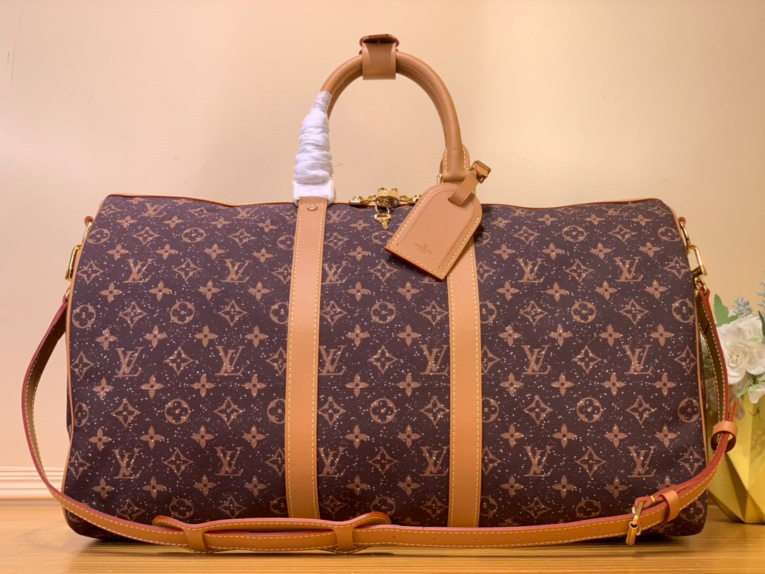 NO:621270,Top original order [KEEALL BANDOULIRE 50 travel bag] m13977 This Keeall 50 Monogram Crystals Hr travel bag is made of gorgeous silk satin depicting the Monogram pattern, and the imitation crystals integrated into the bag cleverly capture the flow of light and shadow. It can be carried by hand or carried on the shoulder through the detachable and adjustable shoulder strap. Dimensions 29 x 23 x 50 cm (height x width x length).6718085,19860909顶级原单【KEEALL BANDOULIRE 50 旅行袋】 m13977 本款 Keeall 50 Monogram Crystals Hr旅行袋为华美丝缎描绘 Monogram 图案,以融入包身的仿水晶巧妙捕捉光影流转.可手提或通过可拆卸并调节的肩带肩背. 尺寸29 x 23 x 50 厘米 (高 x 宽 x 长度).6718085,,Bag