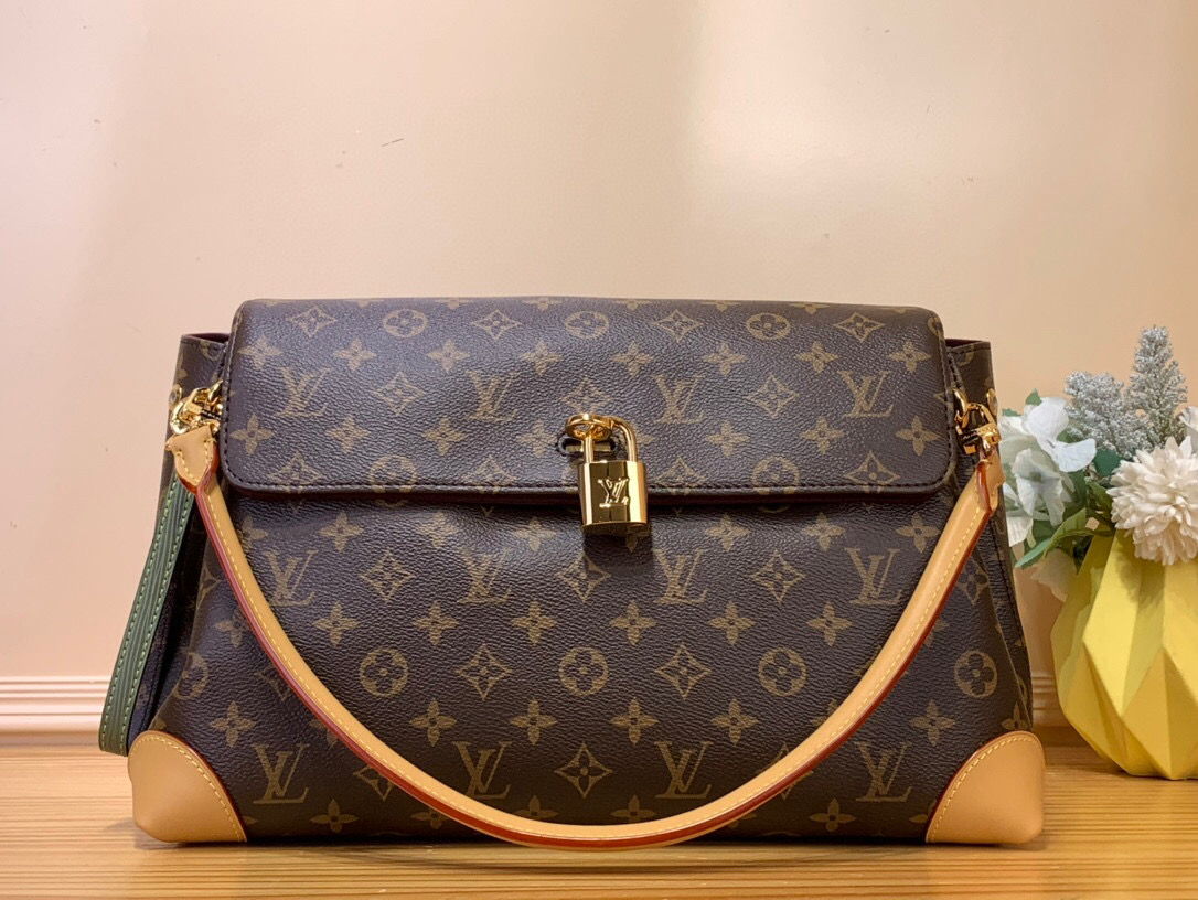 NO:621274,Top original order [HIDE AWAY medium handbag] m14473 Hide Away handbag is made of Monogram Jh coated canvas, integrating clean lines with the brand's traditional elements, creating an excellent choice for both work and leisure. The metal padlock and Toron handle recall the collection style of the era, and the hidden inner compartment ensures the safety of valuables. Dimensions 26 x 18 x 36 cm (height x width x length)  6117075,19860909顶级原单【HIDE AWAY 中号手袋】 m14473 Hide Away 手袋取材 Monogram Jh涂层帆布,将利落线条与品牌传统元素融为一体,打造工作休闲两相宜的优良之选.金属挂锁和 Toron 手柄回溯 年代的典藏风格,隐藏式内隔层确保贵重物品安全无虞. 尺寸26 x 18 x 36 厘米 (高 x 宽 x 长度) 6117075,,Bag