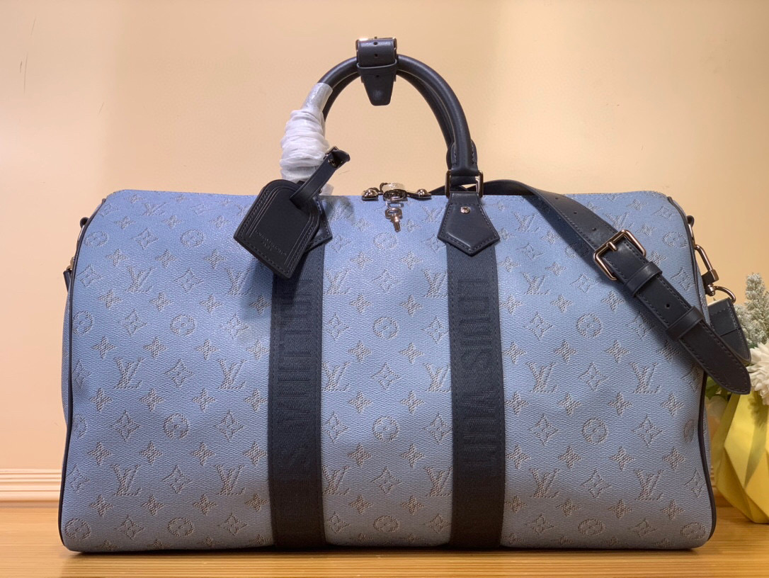 NO:551226,Top original item [KEEALL BANDOULIRE 50 travel bag] m14837 blue/color block This Keeall Bandoulière 50 travel bag is made of Monogram Heritage Gx coated canvas, with reinforced side straps and top roller handles constructed of deep cow leather, which subtly echoes the colors of the detachable shoulder straps and the brand. The fabric lining is lined with elegant striped prints, making it a classic choice for weekend outings. Size 29 x  23 x 50 cm. (H x W x Length).6717075,,cowhide19860909顶级原单【KEEALL BANDOULIRE 50 旅行袋】m14837 蓝色/ 拼色 本款 Keeall Bandoulière 50 旅行袋取材 Monogram Heritage Gx涂层帆布,以深邃牛皮革构筑加固侧带和顶部辊压手柄,与可拆卸肩带和名牌的色彩巧妙呼应.织物内衬铺陈雅致条纹印花,成就周末出游的经典之选. 尺寸29 x 23 x 50 厘米. (高 x 宽 x 长度).6717075,,cowhide,Bag