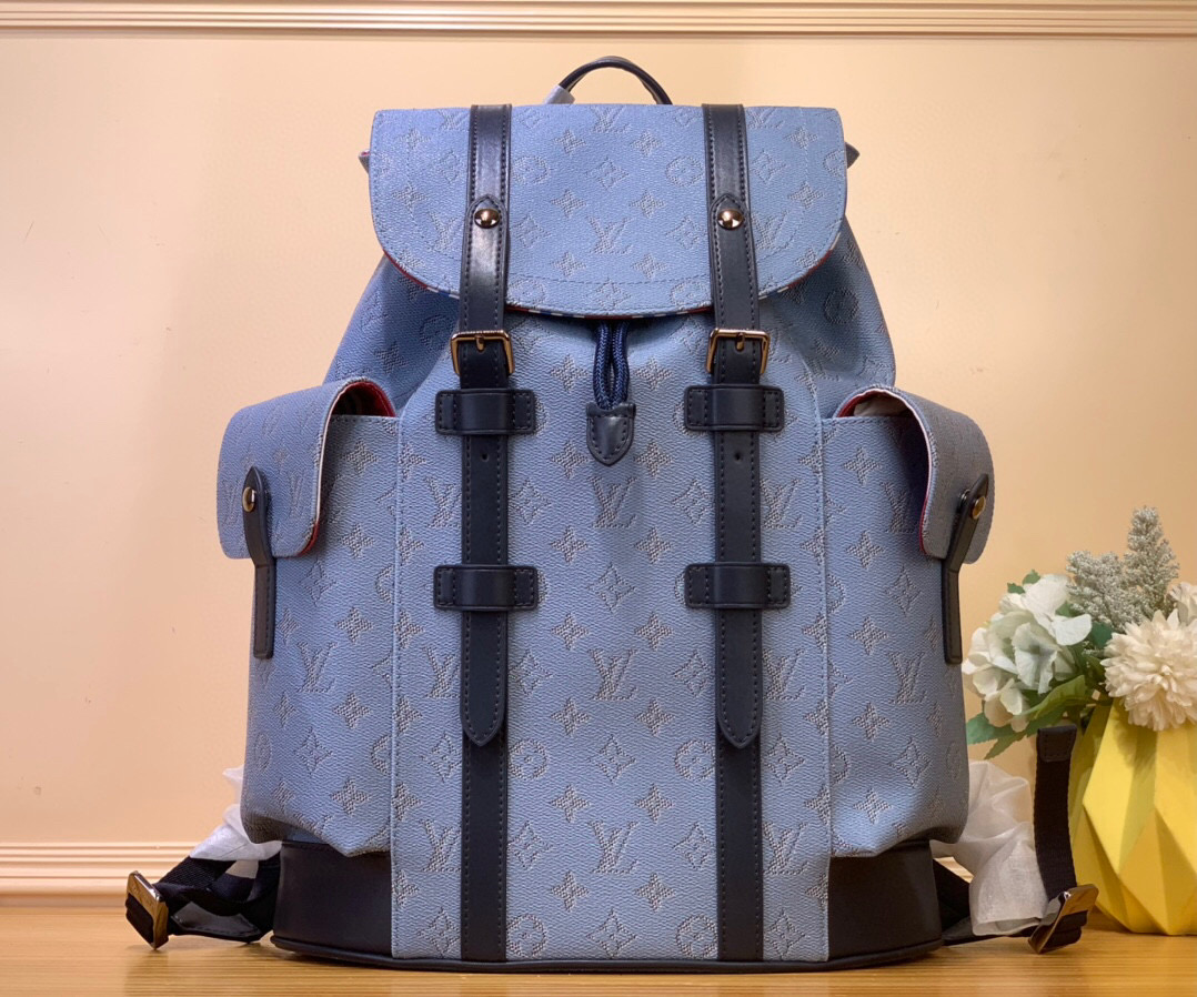 NO:551228,Top original item [CHRISTOHER Medium Backpack] m14676 Blue/Color Blocking This Christoher Gx medium backpack is dipped in Monogram Heritage coated canvas in new colors, subtly paying tribute to sailing travel and ocean cruising. The leather outlines a handsome silhouette, buckles connect vertical straps, and the spacious configuration is lined with striped fabric. Dimensions 44 x 12.5 x 38 cm. 6817075,19860909顶级原单【CHRISTOHER 中号双肩包】 m14676 蓝色/ 拼色 本款 Christoher Gx中号双肩包为 Monogram Heritage 涂层帆布浸染崭新色调,巧妙致意航海旅行和远洋邮轮.皮革勾勒俊朗轮廓,搭扣衔接竖向饰带,宽敞构型配有条纹织物内衬. 尺寸44 x 12.5 x 38 厘米.6817075,,Bag