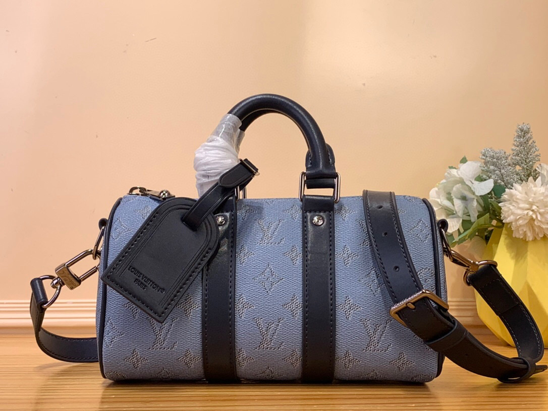 NO:551213,Top original order [KEEALL BANDOULIRE 25 handbag] m15076 off-white / color block m14681 blue / color block This Keeall Bandoulière 25 handbag is made of Monogram Heritage Gx coated canvas, with cow leather shaping the side straps, reinforced straps at both ends and top handle. The detachable and adjustable shoulder strap allows for shoulder or cross-body options. Size 15 x 11 x 25 cm  5516065,,cowhide19860909顶级原单【KEEALL BANDOULIRE 25 手袋】 m15076 米白色 / 拼色 m14681 蓝色/ 拼色  本款 Keeall Bandoulière 25 手袋取材 Monogram Heritage Gx涂层帆布,以牛皮革塑造侧带、两端加固带和顶部手柄.可拆卸并调节的肩带实现肩背或斜挎选择. 尺寸15 x 11 x 25 厘米 5516065,,cowhide,Bag