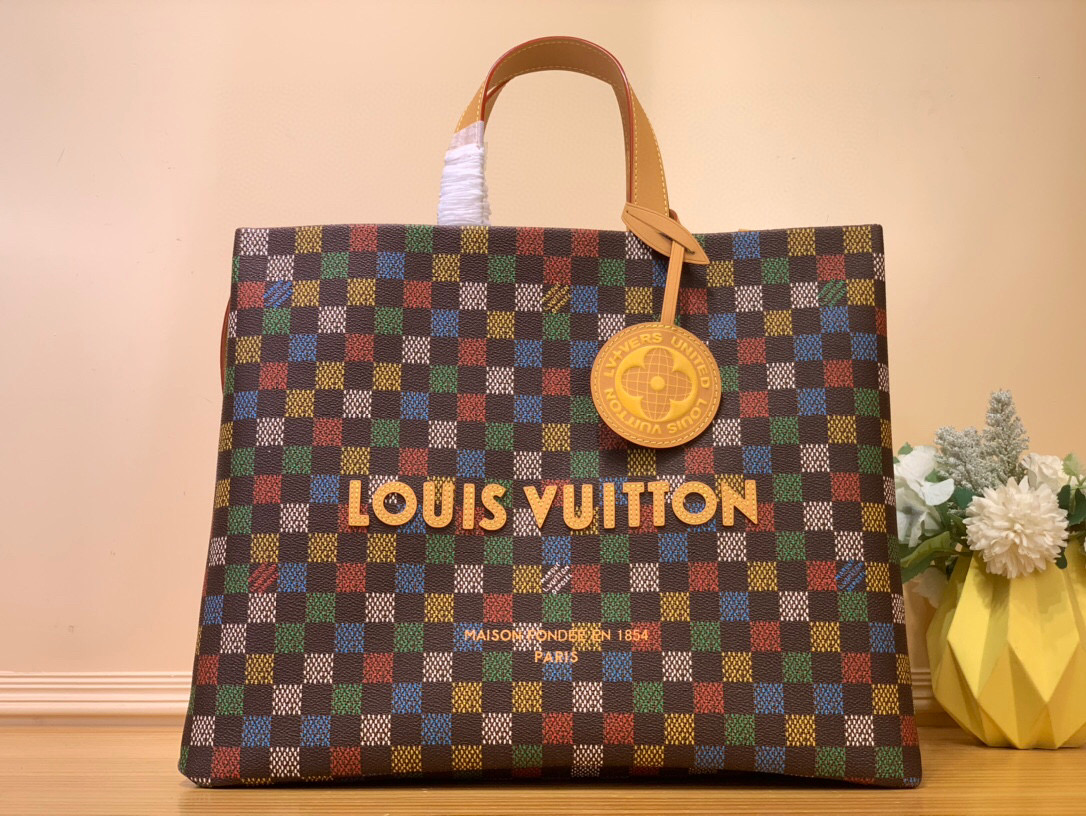 NO:621282,Top Original Order [SHOPPER TOTE Medium Handbag] N00192 Color/Glaid Shopper Tote handbag is inspired by Louis Vuitton's classic shopping bag, characterized by the same clean lines and contrasting Louis Vuitton letter logo. This handbag is made of LVers Damier Ebene Gx coated canvas, with Pharrell Williams' colorful reinterpretation of the Damier pattern (this inspiration comes from Georges Vuitton in 2016)  The classic design created by19860909顶级原单【SHOPPER TOTE 中号手袋】 N00192 彩色/ 格子 Shopper Tote 手袋的设计灵感源自路易威登经典购物袋,以同样利落的线条和对比鲜明的路易威登字母标识为特点.此款手袋选用 LVers Damier Ebene Gx涂层帆布,搭配 Pharrell Williams 以多彩手法重新演绎的 Damier 图案（这一灵感源自 年 Georges Vuitton 创造的经典设计）.两条顶部手柄与可拆卸肩带提供了灵活的携带方式,兼具实用性与独特魅力. 尺寸32 x 16 x 40 厘米 (高 x 宽 x 长度).6118075,,louis vuitton,louis vuitton,versace,Bag