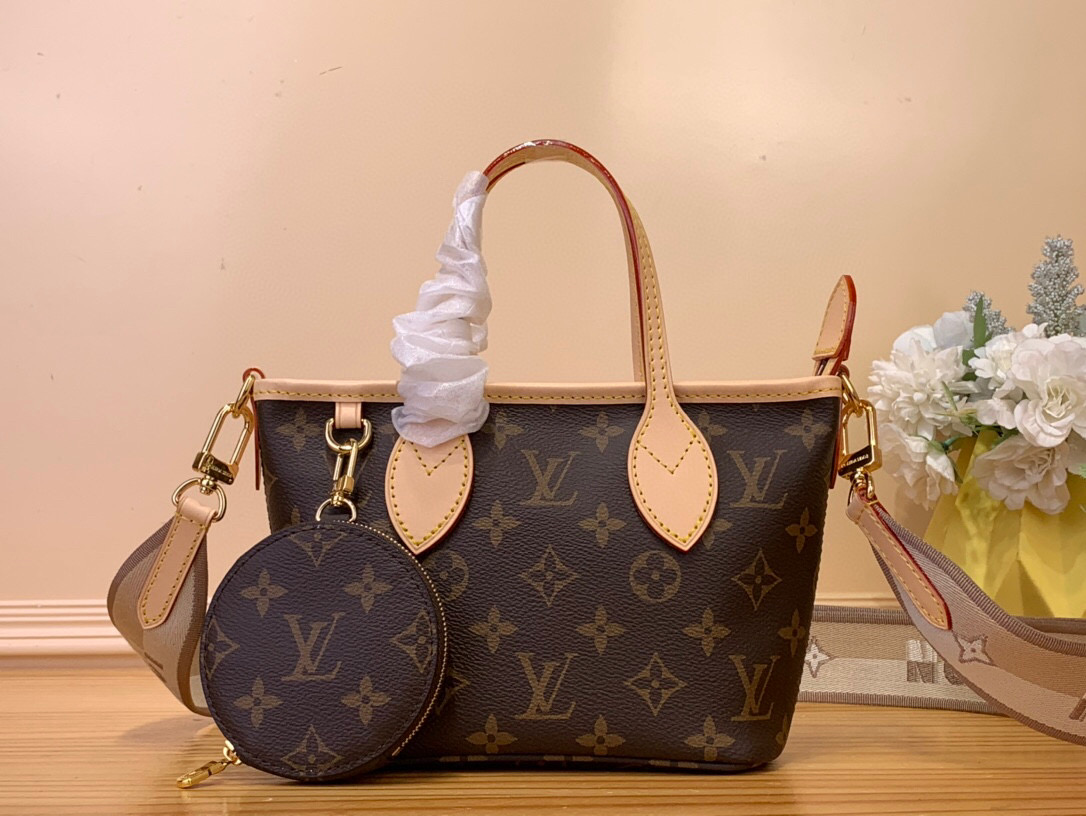 NO:621290,Top Original [Neverfull BB Handbag] M46705 (Apricot Shoulder Strap) This season, the House's ever-favorite Neverfull is reinvented as a mini tote, the Neverfull BB Tote. This scaled-down version features an adjustable and removable textile strap, and a playful coin wallet that attaches to a D-ring. It's just the right size for small essentials like smartphones and compact wallets. Dimensions 24x9x14 cm 5316065,,wallets19860909顶级原单【Neverfull BB手袋】M46705（杏色肩带） 本季,众议院永远最喜欢的Neverfull 被重塑为迷你手提包Neverfull BB手提包.这款缩小版具有可调节和可拆卸的纺织表带,以及附在D形环上的俏皮硬币钱包.它的尺寸刚好适合智能手机和紧凑型钱包等小型必需品. 尺寸24x9x14 厘米 5316065,,wallets,Bag