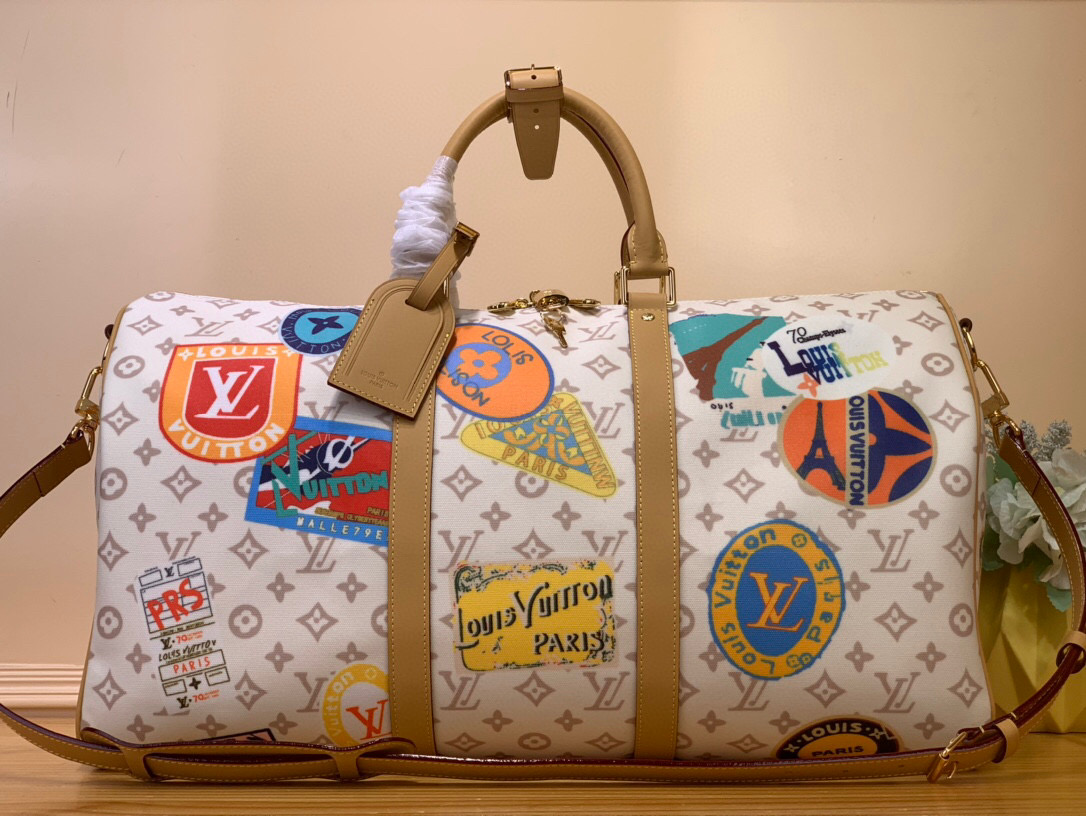 NO:551244,Top original order [KEEALL BANDOULIRE 45 travel bag] m14736 Badge This Keeall Bandoulière 45 Hr travel bag is dipped in Monogram Dune fabric in soft tones, and then uses Louis Vuitton travel stickers and cow leather trim to convey a retro style. The top handle and detachable and adjustable shoulder strap allow for flexible carrying, and the compact configuration is convenient for boarding. Dimensions 27 x 20 x 45 cm (height x width x  length).7019075..,,louis vuitton,cowhide19860909顶级原单【KEEALL BANDOULIRE 45 旅行袋】 m14736 徽章 本款 Keeall Bandoulière 45 Hr旅行袋为 Monogram Dune织物浸染柔和色调,再以路易威登旅行贴纸和牛皮革饰边传递复古格调.顶部手柄和可拆卸并调节的肩带实现灵活背携,精巧构型方便随行登机. 尺寸27 x 20 x 45 厘米 (高 x 宽 x 长度).7019075..,,louis vuitton,cowhide,Bag