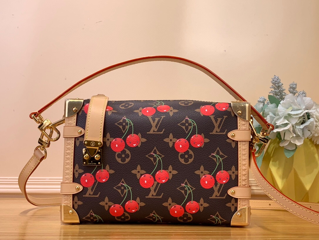 NO:551913,Top original order [SIDE TRUNK handbag] M14278 Cherry Nicolas Ghesquière Hr repeatedly explored Louis Vuitton's trunk-making heritage to create this small Side Trunk handbag. Monogram canvas is combined with leather trim, and the leather zipper pull creatively connects the iconic S-lock lock, which together with the reinforced metal corners gathers the eye. The wide handle and leather spaghetti strap are detachable. Dimensions 21 x 14 x 6 cm  6517075,,louis vuitton19860909顶级原单【 SIDE TRUNK 手袋】M14278 樱桃 Nicolas Ghesquière Hr重复探寻路易威登的制箱传承,创作此款 Side Trunk 小号手袋.Monogram 帆布结合皮革饰边,皮革拉链头创意衔接标志性 S-lock 锁扣,与加固金属包角共同汇聚视线.宽手柄和皮革细肩带均可拆卸. 尺寸21 x 14 x 6 厘米 6517075,,louis vuitton,Bag