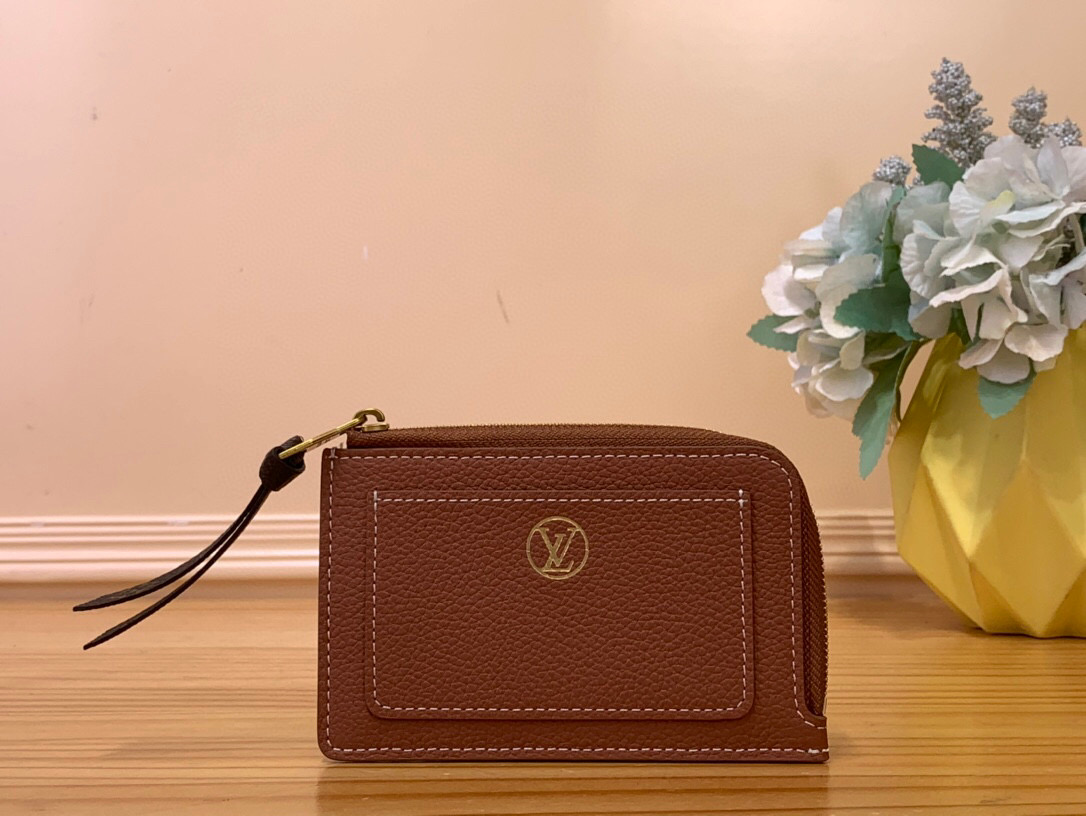 NO:551033,Top original item [LOW KEY zipper card holder] m14551 brown m14550 black This Low Key ms card holder is made of classic cow leather with distressed metal parts. The card compartment on the back and the front storage pocket can easily organize small items. The iconic LV Circle logo pays tribute to the classic padlock design of the same series. Dimensions 8.5 x 1 x 13 cm (height x width x length) 2112530,, louis  vuitton,cowhide19860909顶级原单【LOW KEY 拉链卡夹】 m14551 棕色 m14550 黑色 本款 Low Key ms卡夹以经典牛皮革搭配做旧金属件.背面卡片夹层及前置收纳袋可轻松归整随身小物.标志性 LV Circle 标识致敬同系列的经典挂锁设计. 尺寸8.5 x 1 x 13 厘米 (高 x 宽 x 长度) 2112530,,louis vuitton,cowhide,Bag