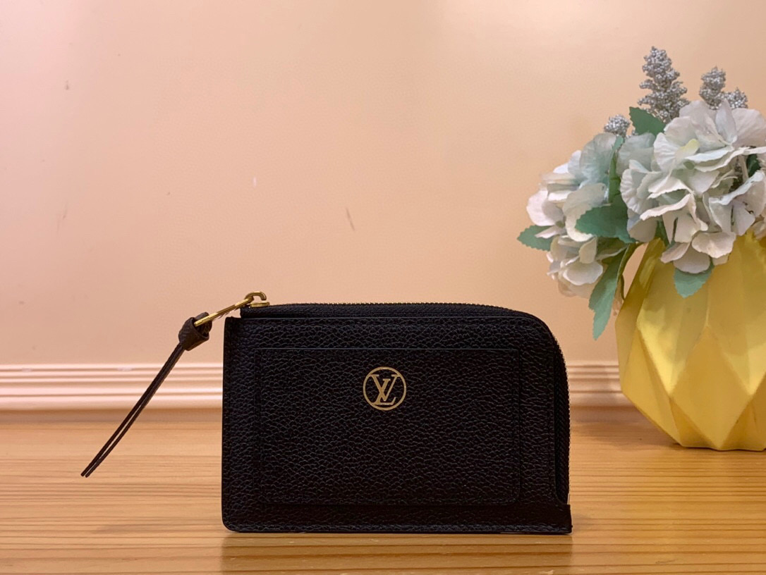 NO:551030,Top original item [LOW KEY zipper card holder] m14551 brown m14550 black This Low Key ms card holder is made of classic cow leather with distressed metal parts. The card compartment on the back and the front storage pocket can easily organize small items. The iconic LV Circle logo pays tribute to the classic padlock design of the same series. Dimensions 8.5 x 1 x 13 cm (height x width x length) 2113025,, louis  vuitton,cowhide19860909顶级原单【LOW KEY 拉链卡夹】 m14551 棕色 m14550 黑色 本款 Low Key ms卡夹以经典牛皮革搭配做旧金属件.背面卡片夹层及前置收纳袋可轻松归整随身小物.标志性 LV Circle 标识致敬同系列的经典挂锁设计. 尺寸8.5 x 1 x 13 厘米 (高 x 宽 x 长度) 2113025,,louis vuitton,cowhide,Bag