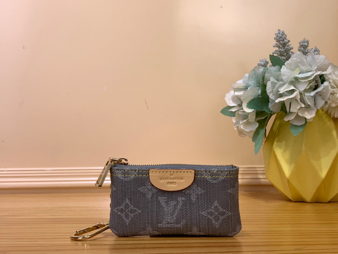 NO:551036,Top original item [Card Key Case Pocket Key] m13208 Denim / Gray Introducing the modern and practical 'ochetteKre' in Maison's 'Monogram Denim' Ms collection. Finished in a washed pink suitable for the coming season. A delicate gold key ring and chain set off this compact piece. The chain comes with a hook that can be easily attached to larger accessories and belt loops. Dimensions 12 x 7 x 1.5 cm (width x height x sides)  1712025,19860909顶级原单【卡钥匙盒 口袋钥匙】 m13208 牛仔/ 灰色 在Maison的“Monogram Denim”Ms系列中登场的,现代且实用的“ochetteKre”.完成了适合接下来季节的水洗粉色.精致的金色钥匙圈和链子衬托了这个紧凑的单品.链条附带可以简单安装在更大的配件和皮带环上的钩子. 尺寸12 x 7 x 1.5厘米（宽x高x边） 1712025,,Bag