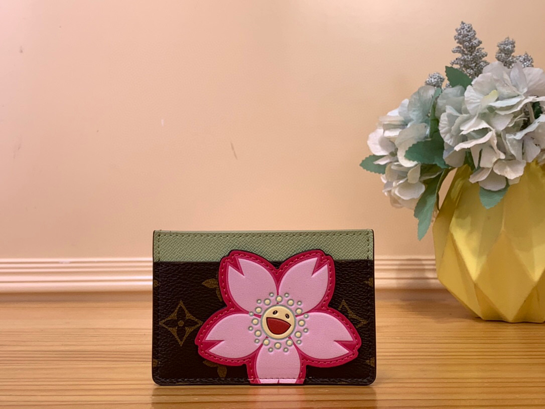 NO:551042,Top original item [LV x TM card holder] m13429 Takashi Murakami. This card holder is made of classic Monogram ms coated canvas, which creates a sharp visual contrast with the contrasting upper edge. The Cherry Blossom pattern injects liveliness and interest, subtly highlighting the identity of the Louis Vuitton  length).1712025,,louis vuitton,louis vuitton19860909顶级原单【LV x TM 卡夹】 m13429 村上隆 本款卡夹取材经典 Monogram ms涂层帆布,与撞色上缘形成鲜明视觉反差.Cherry Blossom 图案注入灵动意趣,巧妙点明路易威登 x 村上隆复刻系列身份.内隔层与外袋实现卡片、钞票和收据的有序收纳. 尺寸7 x 0.5 x 11 厘米 (高 x 宽 x 长度).1712025,,louis vuitton,louis vuitton,Bag