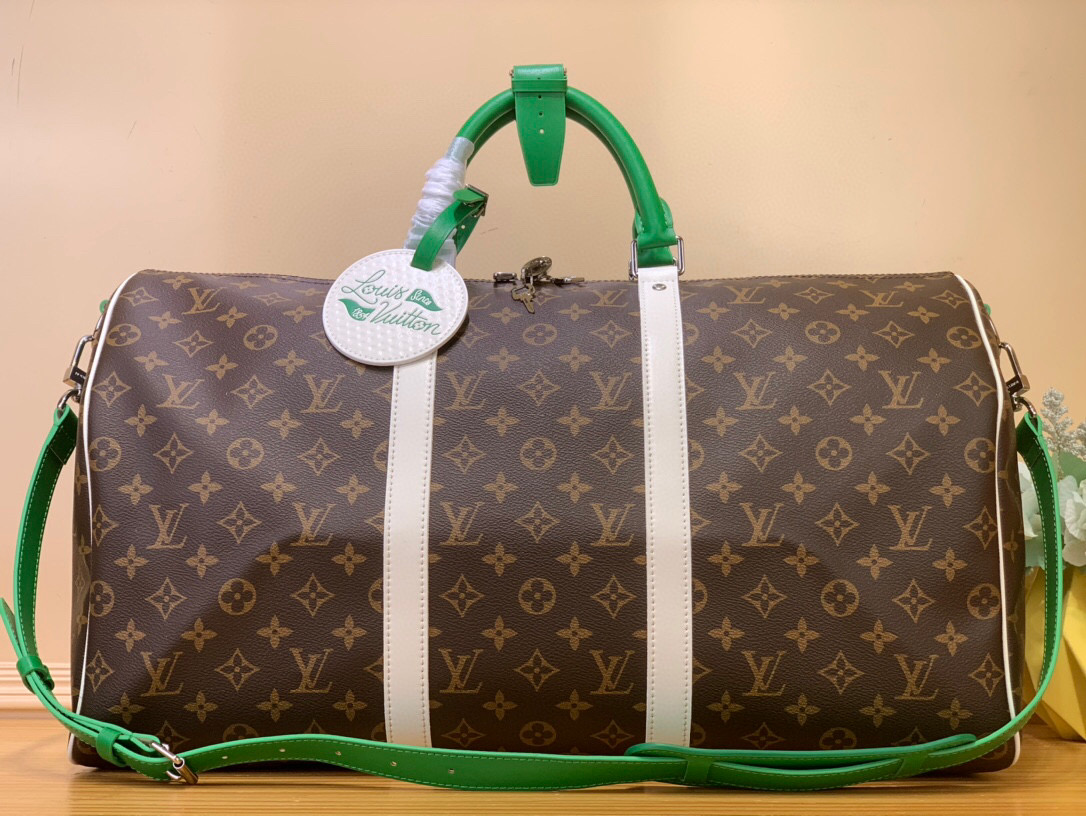 NO:551048,Top original order [KEEALL BANDOULIRE 50 travel bag] m13926 presbyopic/green color matching This Keeall Bandoulière 50 hr travel bag combines Monogram coated canvas and leather trim to declare the identity of the LV Golf series with the Louis Vuitton golf brand. The leather side straps and the top handle complement each other, and the compact configuration and ample capacity are convenient for boarding. Dimensions 29 x 23 x 50 cm  (Height x Width x Length).6217075,,louis vuitton,louis vuitton19860909顶级原单【KEEALL BANDOULIRE 50 旅行袋】 m13926 老花/ 绿色 拼色 本款 Keeall Bandoulière 50 hr旅行袋融合 Monogram 涂层帆布和皮革饰边,以路易威登高尔夫名牌宣示 LV Golf 系列身份.皮革侧带与顶部手柄互为映衬,紧凑构型与充裕容量方便随行登机. 尺寸29 x 23 x 50 厘米 (高 x 宽 x 长度).6217075,,louis vuitton,louis vuitton,Bag