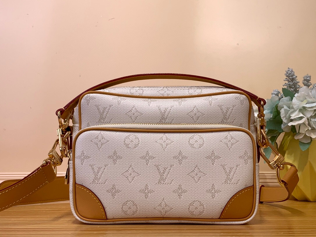 NO:551220,Top original order [NIL handbag] m14682 white color block harrell Williams Hr uses Monogram Heritage coated canvas to reinterpret the Nil handbag, using marine tones to interpret the retro trend. The compact structure includes a zippered main compartment and a zippered front pocket, and the handsome corners refer back to the box-making heritage. The top handle and leather shoulder strap are both detachable, allowing for a variety of carrying methods. Dimensions 17.5 x 11 x 25 cm (height x width x  length).5816065,19860909顶级原单【NIL 手袋】 m14682 白色 拼色 harrell Williams Hr采用 Monogram Heritage 涂层帆布重释 Nil 手袋,以海洋色调演绎复古风潮.紧凑构型囊括拉链主隔层和拉链前袋,俊朗包角回溯制箱传承.顶部手柄和皮革肩带均可拆卸,实现多种背携方式. 尺寸17.5 x 11 x 25 厘米 (高 x 宽 x 长度).5816065,,Bag