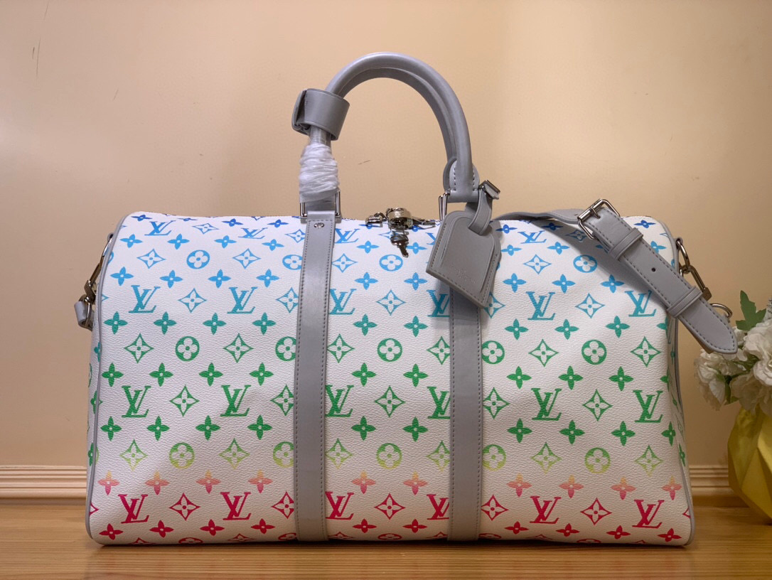 NO:551051,【Keeall Bandoulière 45】M13915 41418 color/gradient travel bag is made of Monogram Eclise Reverse ks canvas, with matte metal parts and bright leather trims to brighten the structure. The carry-on design has a sophisticated lining, and the zippered inner pocket is convenient for storing valuables. Dimensions 45 x 27 x 20 cm 6517065,,versace19860909【Keeall Bandoulière 45】M13915 41418 彩色/渐变 旅行袋取材 Monogram Eclise Reverse ks帆布,以哑光金属件和明丽皮革饰边点亮构型.随行登机设计拥有考究内衬,拉链内袋方便收纳贵重物品. 尺寸45 x 27 x 20 厘米 6517065,,versace,Bag