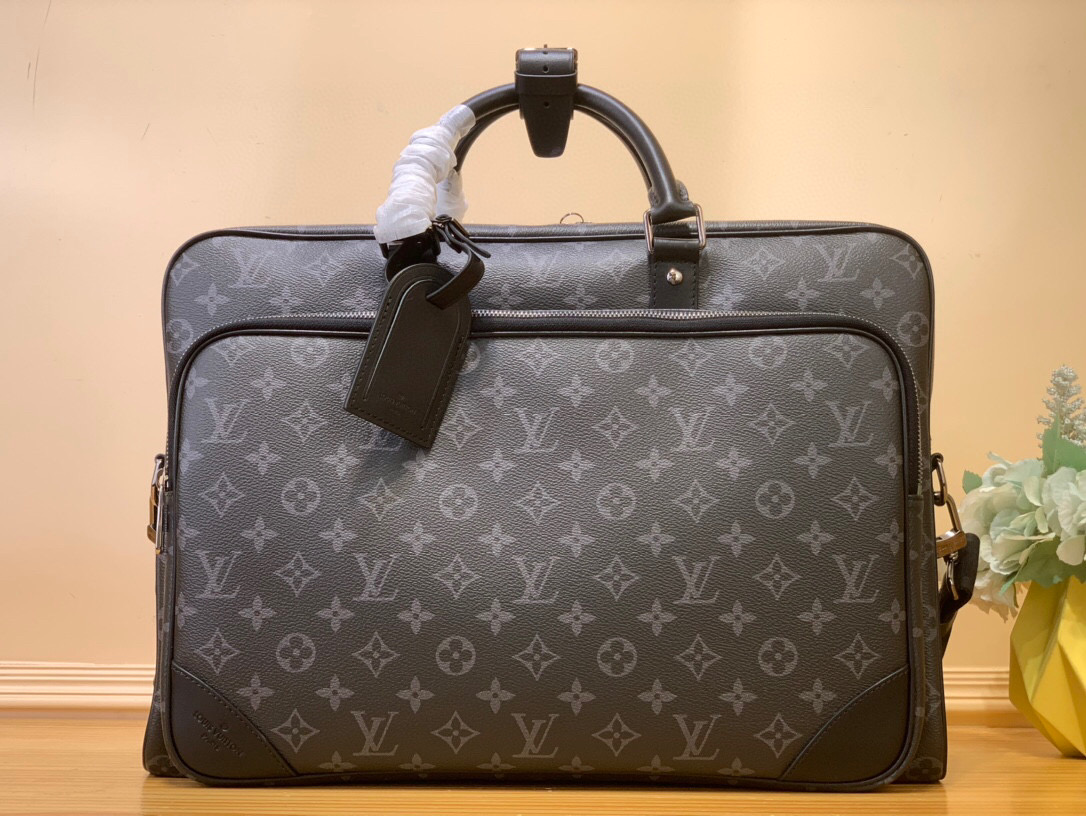 NO:551054,Top original order [WEEKENDER Handbag - Briefcase] m11512 Black Flower This Weekender handbag is made of Monogram Eclise Dd canvas and has a suitable size. It can be easily fixed to the top of the Horizon trolley case through the back strap. The handsome design includes front pockets, inner pockets and back pockets. Multiple carrying options make it easy to switch between hand, shoulder or crossbody. Dimensions 31 x 18 x 46 cm (height x width)  x length) 7318085,19860909顶级原单【WEEKENDER 手袋- 公文包】m11512 黑花 本款 Weekender 手袋以 Monogram Eclise Dd帆布塑造合宜尺寸,可通过背面饰带轻松固定于 Horizon 拉杆箱顶部.俊朗设计囊括前袋、内袋和后袋,多种背携选择便于手提、肩背或斜挎随心切换. 尺寸31 x 18 x 46 厘米 (高 x 宽 x 长度) 7318085,,Bag