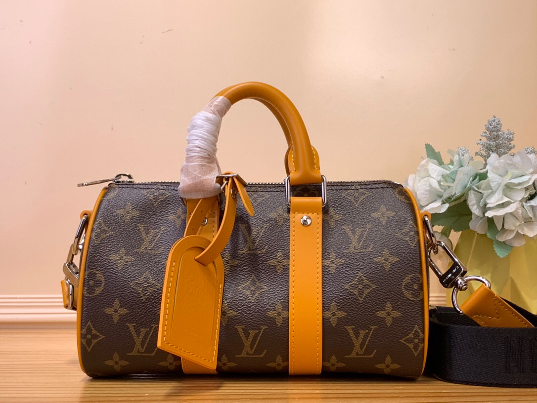 NO:551031,Top original order [KEEALL BANDOULIRE 25 handbag] m12733 yellow m12609 blue This Keeall Bandoulière 25 handbag comes from the LV Colormania jm series, using Monogram Macassar canvas and leather to interpret urban style. The colors of the side straps, top handles and fabric lining complement each other, and the brand's retro slogan Volez, Voguez,  Voyagez (flight, sailing, travel) is expressed in the classic brand. Dimensions 15 x 11 x 25 cm (height x width x length).5516065,,louis vuitton19860909顶级原单【KEEALL BANDOULIRE 25 手袋】 m12733 黄色 m12609 蓝色 本款 Keeall Bandoulière 25 手袋出自 LV Colormania jm系列,以 Monogram Macassar 帆布与皮革演绎都市型格.侧带、顶部手柄与织物内衬的色彩互为映衬,品牌复古标语 Volez, Voguez, Voyagez（飞行、航行、旅行）抒写于经典名牌之上. 尺寸15 x 11 x 25 厘米 (高 x 宽 x 长度).5516065,,louis vuitton,Bag