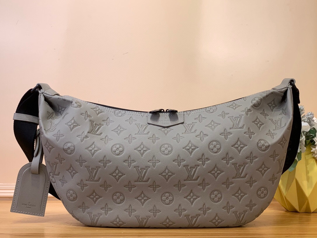 NO:551040,Top original order [HOBO HAMAC handbag] m24468 gray m12850 black This Hobo Hamac jm handbag is made of Monogram Shadow embossed cow leather to create a close-fitting design, and is equipped with a large crescent shape with adjustable shoulder straps. The soft bag body is embossed with Monogram flowers and LV letters, and the matte texture adds a sporty style. Dimensions 19 x 10 x 39 cm (height x width x  length).6718075,,louis vuitton,cowhide19860909顶级原单【HOBO HAMAC 手袋】 m24468 灰色 m12850 黑色 本款 Hobo Hamac jm手袋选用 Monogram Shadow 压纹牛皮革塑造贴身设计,再为大号新月构型搭配可调节肩带.柔软包身压印 Monogram 花卉与 LV 字母,哑光质感再添运动风范. 尺寸19 x 10 x 39 厘米 (高 x 宽 x 长度).6718075,,louis vuitton,cowhide,Bag