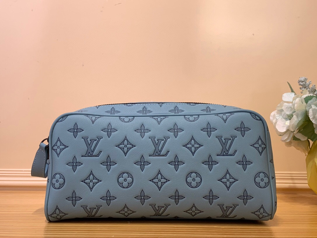 NO:551299,Top original order [DO KIT toiletry bag] m14843 dark blue This Do Kit ms toiletry bag is made of Monogram Shadow embossed cow leather to create a generous structure, with deep metal parts to highlight the details. The wide-mouth opening and double zipper design are convenient for storing toiletries, and the washable lining adds functional considerations. Dimensions 15 x 16.5 x 28 cm (height x width x  length).4615055,,cowhide19860909顶级原单【DO KIT 盥洗袋】 m14843 深蓝色 本款 Do Kit ms盥洗袋选用 Monogram Shadow 压纹牛皮革塑造充裕构型,以深邃金属件点睛考究细节.广口开合与双拉链设计便于收纳洗漱用品,可水洗内衬再添功能考量. 尺寸15 x 16.5 x 28 厘米 (高 x 宽 x 长度).4615055,,cowhide,Bag