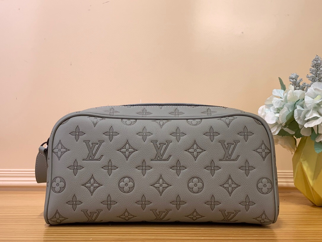 NO:551043,Top original order [DO KIT toiletry bag] m14843 dark blue This Do Kit ms toiletry bag is made of Monogram Shadow embossed cow leather to create a generous structure, with deep metal parts to highlight the details. The wide-mouth opening and double zipper design are convenient for storing toiletries, and the washable lining adds functional considerations. Dimensions 15 x 16.5 x 28 cm (height x width x  length).4615055,,cowhide19860909顶级原单【DO KIT 盥洗袋】 m14843 深蓝色 本款 Do Kit ms盥洗袋选用 Monogram Shadow 压纹牛皮革塑造充裕构型,以深邃金属件点睛考究细节.广口开合与双拉链设计便于收纳洗漱用品,可水洗内衬再添功能考量. 尺寸15 x 16.5 x 28 厘米 (高 x 宽 x 长度).4615055,,cowhide,Bag