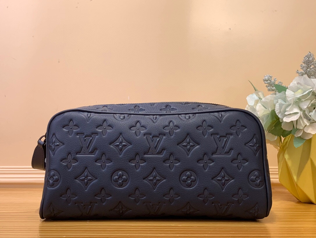 NO:551070,Top original order [DO KIT toiletry bag] m14843 dark blue This Do Kit ms toiletry bag is made of Monogram Shadow embossed cow leather to create a generous structure, with deep metal parts to highlight the details. The wide-mouth opening and double zipper design are convenient for storing toiletries, and the washable lining adds functional considerations. Dimensions 15 x 16.5 x 28 cm (height x width x length)  4615055,,cowhide19860909顶级原单【DO KIT 盥洗袋】 m14843 深蓝色 本款 Do Kit ms盥洗袋选用 Monogram Shadow 压纹牛皮革塑造充裕构型,以深邃金属件点睛考究细节.广口开合与双拉链设计便于收纳洗漱用品,可水洗内衬再添功能考量. 尺寸15 x 16.5 x 28 厘米 (高 x 宽 x 长度) 4615055,,cowhide,Bag