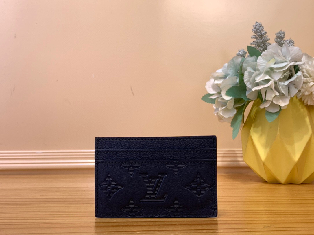 NO:551067,Top original item [DOUBLE Card Holder] m14789 Dark Blue This Double ms card holder is made of soft Monogram Shadow cow leather, with Monogram embossing and modern tones to release an avant-garde atmosphere. The compact structure has multiple card slots, and the central pocket is convenient for storing small items. Dimensions 7 x 1.5 x 11 cm (height x width x length).1512019,,cowhide19860909顶级原单【DOUBLE 卡夹】 m14789 深蓝色 本款 Double ms卡夹取材柔软 Monogram Shadow 牛皮革,以 Monogram 压纹和摩登色调释放前卫气息.紧凑构型设有多重卡位,中央口袋便于收纳随行小物. 尺寸7 x 1.5 x 11 厘米 (高 x 宽 x 长度).1512019,,cowhide,Bag