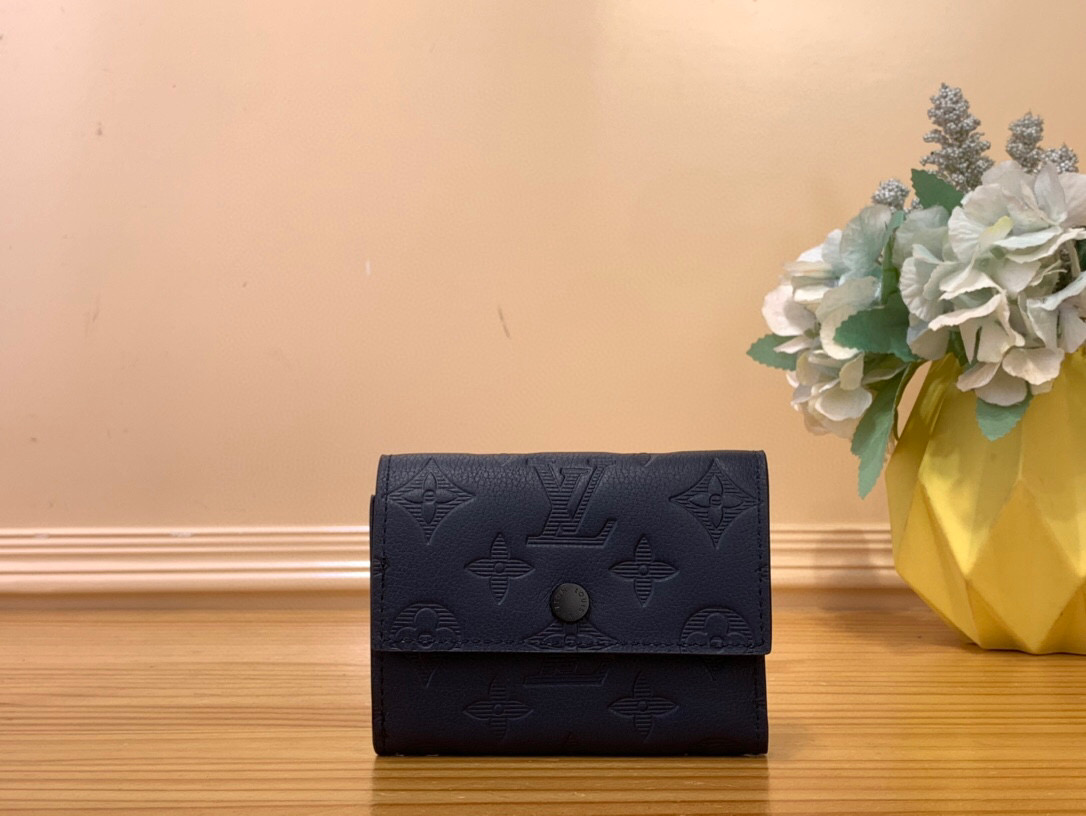 NO:551065,Top original item [Victor Wallet] M12598 Dark Blue This elegant Victor ms wallet is made of Monogram Eclise canvas and can hold change, business cards, banknotes and receipts. It is extremely practical. This wallet is equipped with a snap button design. When opened, it has a banknote pocket, five compartments for credit cards or transportation cards and a zippered coin pocket. The Victor wallet is small in size and can be easily put into a pocket. Dimensions 11.5 x 9 x 2.5 cm 2112026,19860909顶级原单【Victor 钱夹】M12598 深蓝色 這款優雅的Victor ms錢包以Monogram Eclise帆布製作,可放置零錢、名片、紙幣和票據,格外實用.這款錢包配以按扣設計,打開後有一個紙幣口袋、五個可放置信用卡或交通卡的夾層及一個拉鏈零錢口袋.Victor錢包尺寸小巧,可輕易放入口袋. 尺寸 11.5 x 9 x 2.5 厘米 2112026,,Bag