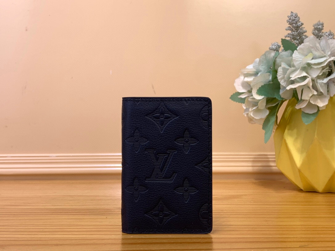 NO:551063,Top original item [Pocket Wallet] m14786 Dark Blue This pocket wallet is made of soft Monogram Shadow cow leather and is lined with Monogram ms embossed cowhide leather to highlight its elegant style. The compact structure is equipped with card slots, inner pockets and outer pockets for a comfortable travel experience. Dimensions 11.1 x 1 x 7.5 cm (height x width x length) 1712026,,cowhide19860909顶级原单【口袋钱夹】 m14786 深蓝色 本款口袋钱夹取材柔软 Monogram Shadow 牛皮革,以 Monogram ms压纹和牛皮革内衬彰显考究格调.紧凑构型设有卡位、内袋和外袋,成就舒适随行体验. 尺寸11.1 x 1 x 7.5 厘米 (高 x 宽 x 长度) 1712026,,cowhide,Bag