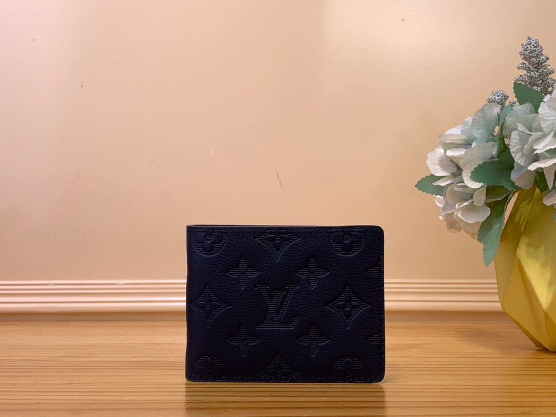 NO:551061,Top original item [MULTILE Wallet] m14787 Dark Blue This Multile ms wallet is made of soft cow leather to create a compact structure, with Monogram Shadow embossed pattern to combine elegance and modernity. Multiple compartments and pockets can fully store cards, receipts and banknotes, making it a functional choice for daily use. Dimensions 9 x 1.5 x 11.5 cm (height x width x length)  1812025,,cowhide19860909顶级原单【MULTILE 钱夹】 m14787 深蓝色 本款 Multile ms钱夹选用柔软牛皮革塑造紧凑构型,以 Monogram Shadow 压纹图案融合典雅与摩登气息.多重夹层和口袋可悉数收纳卡片、票据及纸钞,成就相伴日常的功能之选. 尺寸9 x 1.5 x 11.5 厘米 (高 x 宽 x 长度) 1812025,,cowhide,Bag