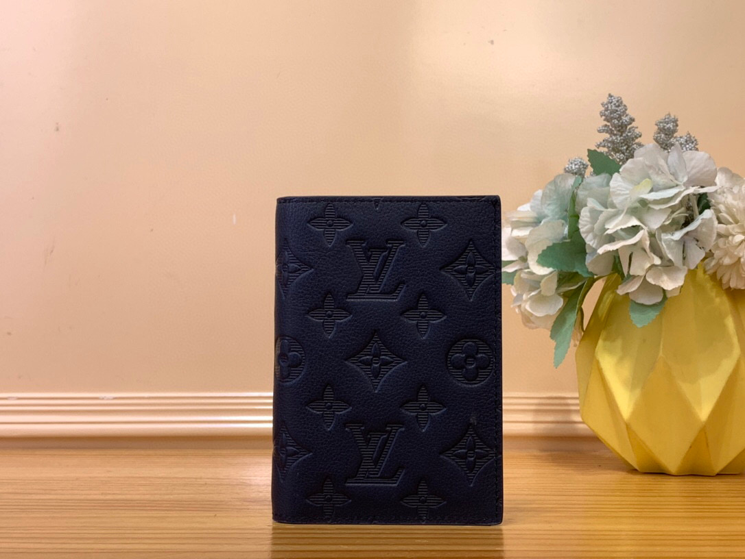 NO:551078,Top Original [Passport Case] ​​m14792 Dark Blue This passport case is made of soft Monogram Shadow cow leather, with Monogram embossing to upgrade the simple design. The card slot and patch pocket can store receipts, bills or other items, injecting a trendy style into the long journey. Dimensions 14 x 2.5 x 10 cm (height x width x length).1812025,,cowhide19860909顶级原单【护照套】 m14792 深蓝色 本款护照套取材柔软 Monogram Shadow 牛皮革,以 Monogram 压纹升级简约设计.卡位和贴袋可收纳收据、票据或其他物品,为漫漫旅途注入潮流格调. 尺寸14 x 2.5 x 10 厘米 (高 x 宽 x 长度).1812025,,cowhide,Bag