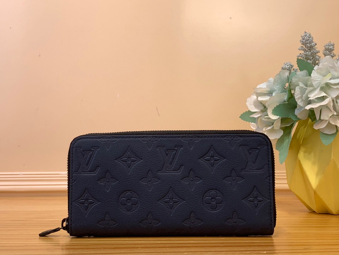 NO:551074,Top original item [ZIY HORIZONTAL Wallet] m14847 Dark Blue This Ziy Horizontal ms wallet has the soft texture of Monogram Shadow embossed cow leather, and a wrap-around zipper opens the long version. The interior of the accordion includes a central zipper coin pocket and multiple card slots, and there are also compartments to store banknotes or receipts. Dimensions 2.5 x 10 x 21 cm (height x width x length)  2913035,,cowhide19860909顶级原单【ZIY HORIZONTAL 钱夹】 m14847 深蓝色 本款 Ziy Horizontal ms钱夹拥有 Monogram Shadow 压纹牛皮革的舒软质感,再借环绕式拉链开启长版构型.风琴内层囊括中央拉链零钱袋和多重卡位,另有隔层可收纳纸钞或票据. 尺寸2.5 x 10 x 21 厘米 (高 x 宽 x 长度) 2913035,,cowhide,Bag