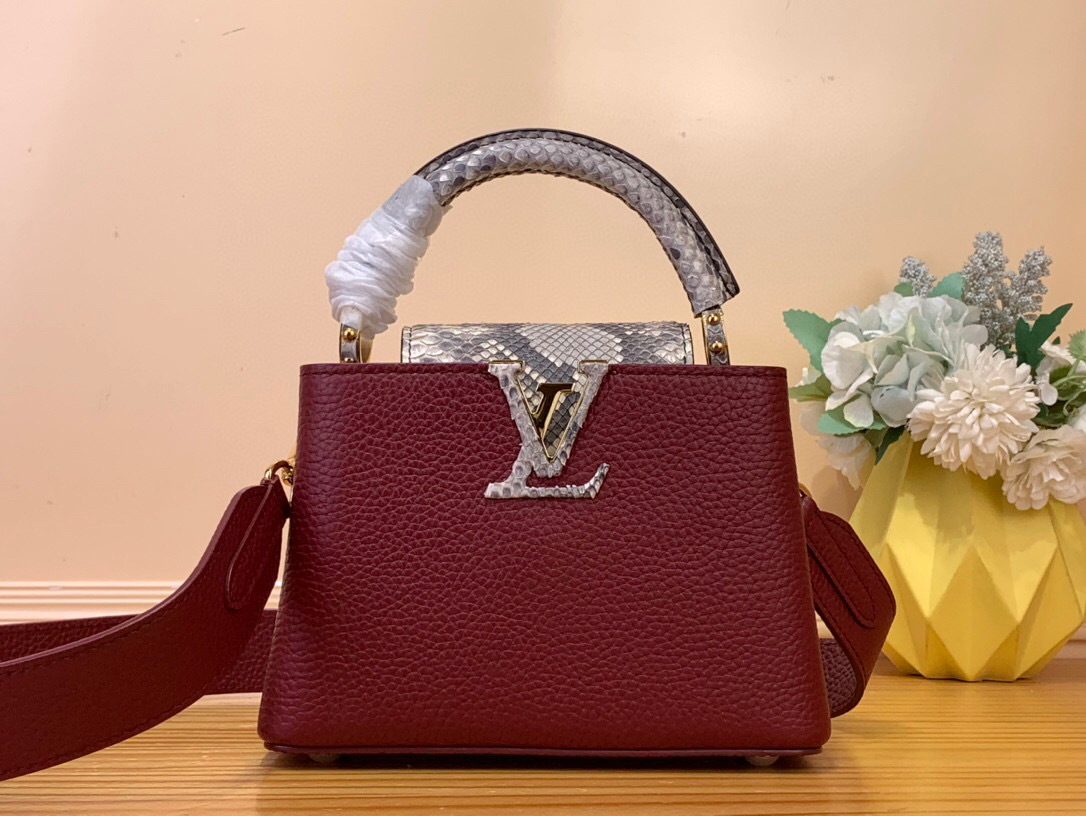 NO:551049,Top original order [Caucines mini handbag] m22876 Burgundy (snake cover) The Caucines mini handbag has a refined feminine charm in light blue Taurillon sn leather, juxtaposed with precious Karung leather on the flap and top handle. Although soft to the touch, the Karung leather is very durable, making it durable. In addition to the iconic top handle, the Caucines also features a wide removable shoulder strap. Dimensions 8 x 13.6 x21  cm.105121150,19860909顶级原单【Caucines mini 手袋】m22876 酒红色（蛇盖） Caucines mini手袋采用浅蓝色Taurillon sn皮革,具有精致的女性魅力,在翻盖和顶部手柄上与珍贵的Karung皮革并列.虽然触感柔软,但Karung皮革非常耐用,使其经久耐用.除了标志性的顶部手柄外,Caucines还配有宽大的可拆卸肩带. 尺寸8 x 13.6 x21 厘米.105121150,,Bag