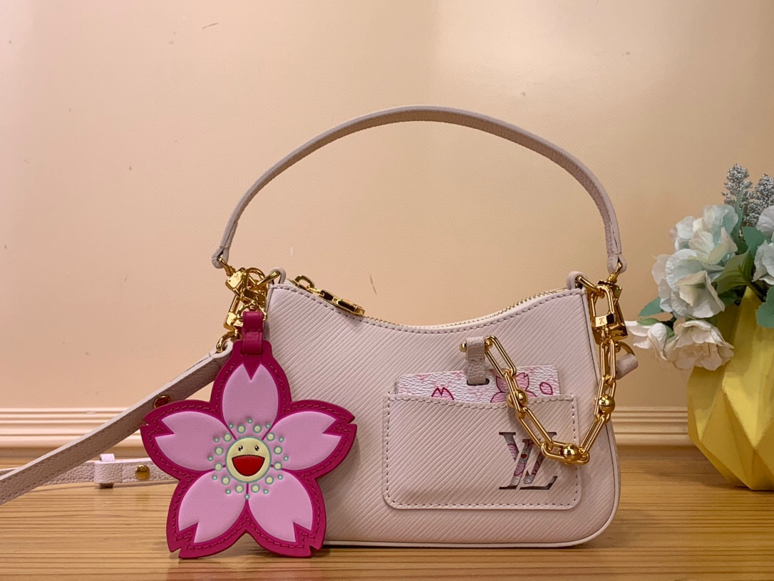 NO:551044,Top original item [LV x TM MARELLINI handbag] m13101 Takashi Murakami This Marellini handbag is made of Ei st grain leather with dazzling metal parts, highlighting the vitality of the Louis Vuitton  7018085 (height x width x length),,louis vuitton,louis vuitton19860909顶级原单【LV x TM MARELLINI 手袋】 m13101 村上隆 本款 Marellini 手袋为 Ei st粒面皮革搭配耀目金属件,彰显路易威登 x 村上隆复刻系列的盎然生机.可拆卸镜子为 Monogram 帆布描绘 Cherry Blossom 图案,与 Cherry Blossom 包饰辉映个性姿彩. 尺寸13.5 x 6.5 x 19 厘米 7018085 (高 x 宽 x 长度),,louis vuitton,louis vuitton,Bag