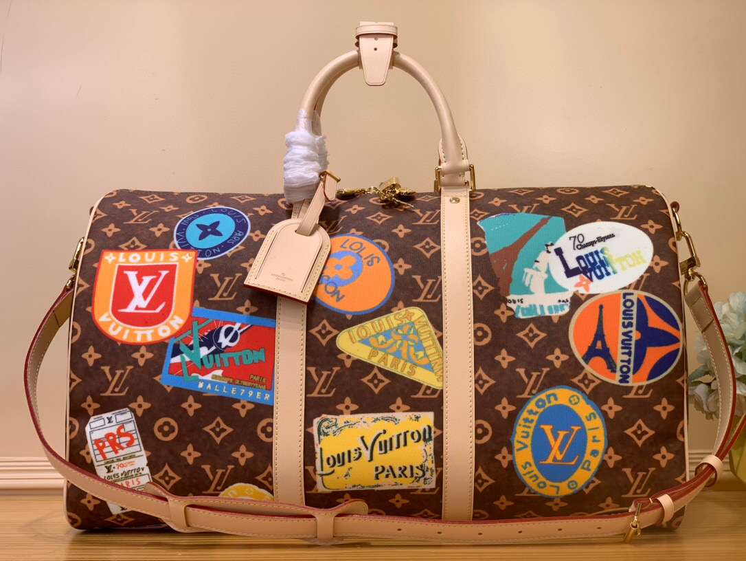 NO:551238,Top original order [KEEALL BANDOULIRE 50 travel bag] m15042 badge This Keeall Bandoulière 50 travel bag is made of Monogram Hr canvas embellished with Louis Vuitton travel stickers, subtly conveying a retro style. The detachable cow leather nameplate pays tribute to the brand's travel heritage. The elegant handles and detachable and adjustable shoulder straps are made of cow leather, providing a variety of carrying methods. Dimensions 29 x 23 x 50  cm.7018085,,louis vuitton,cowhide19860909顶级原单【KEEALL BANDOULIRE 50 旅行袋】m15042 徽章 本款 Keeall Bandoulière 50 旅行袋为 Monogram Hr帆布点缀路易威登旅行贴纸,巧妙传递复古格调.可拆卸牛皮革名牌致意品牌旅行传承,雅致手柄和可拆卸并调节的肩带均取材牛皮革,提供多种背携方式. 尺寸29 x 23 x 50 厘米.7018085,,louis vuitton,cowhide,Bag