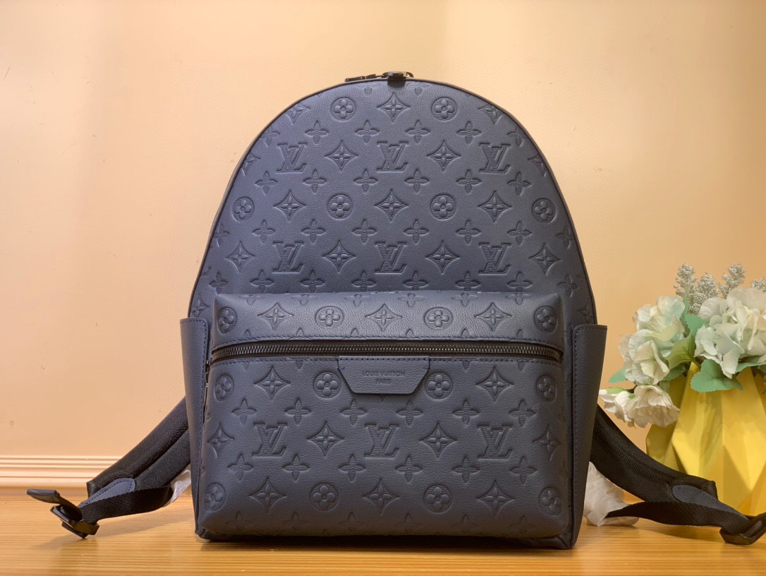NO:551059,Top original item [DISCOVERY Backpack] m46557 gray 46553 black m14884 dark blue This small Discovery Jm backpack is made of Monogram Shadow embossed cow leather to create a spacious space and rounded shape. The Monogram embossing implicitly shows the brand style. The large zipper front pocket and open side pockets allow for convenient access, and the fabric lining and inner patch pockets are rich in exquisite details. Size 38 x 20  x 29 cm 951981000,,cowhide19860909顶级原单【DISCOVERY 双肩包】 m46557 灰色 46553 黑色 m14884 深蓝色 本款 Discovery Jm小号双肩包以 Monogram Shadow 压纹牛皮革塑造宽敞空间与圆润构型,借 Monogram 压纹含蓄展露品牌风范.大号拉链前袋和开放式侧袋实现便捷取放,织物内衬与内贴袋丰富考究细节. 尺寸38 x 20 x 29 厘米 951981000,,cowhide,Bag