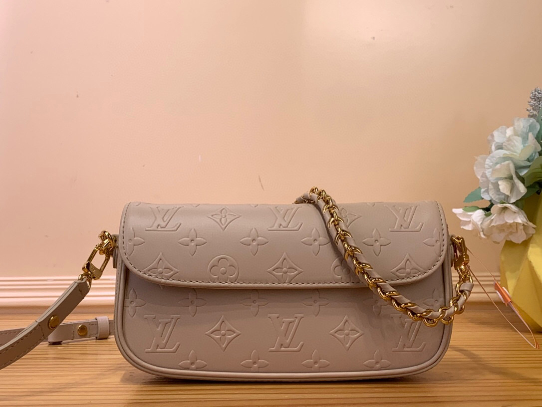 NO:551516,Top original order [Wallet on chain ivy handbag] M14714 Apricot This version of the ivy chain combination embodies the 'soft power' vision presented by Nicolas Ghesquière Ys in the Spring/Summer fashion show. Designed in a sophisticated neutral palette, this piece features the Maison's bold monogram pattern and features a woven leather chain and gold-tone metal finish. The zippered pocket holds small essentials. Dimensions 23.5 x 12 x  4.3 cm 5816065,19860909顶级原单【Wallet on chain ivy手袋】 M14714 杏色 本版常春藤链组合体现了尼古拉斯·盖斯奎尔（Nicolas Ghesquière）Ys在春夏时装秀上展示的“软实力”愿景.这件作品采用精致的中性调色板设计,采用Maison的大胆花押字图案,并配有编织皮革链和金色金属饰面.带拉链的口袋可容纳小必需品. 尺寸23.5 x 12 x 4.3 cm 5816065,,Bag