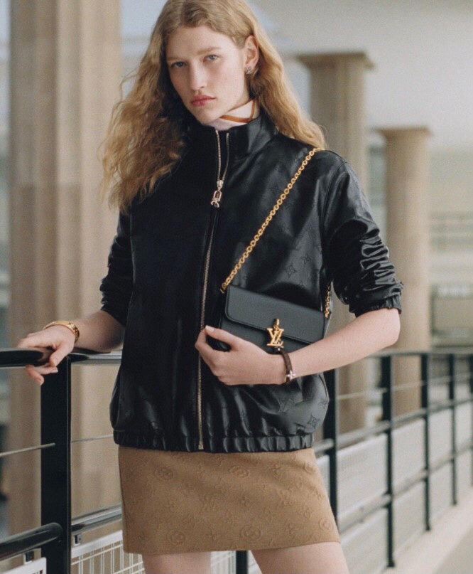 NO:551961,[WALLET ON CHAIN ​​LV BLOOM handbag] M14547 blue m14581 desert color m14548 rose pink m14564 black model picture, louis vuitton19860909【WALLET ON CHAIN LV BLOOM 手袋】M14547蓝色 m14581 沙漠色 m14548 玫粉色 m14564 黑色 模特图,,louis vuitton,Bag