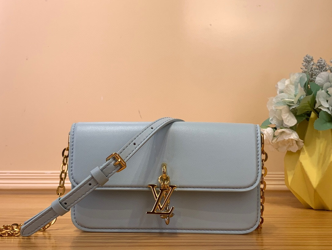 NO:551957,Top original order [WALLET ON CHAIN LV BLOOM handbag] M14547 blue m14581 desert color m14548 rose pink m14564 black This Wallet On Chain handbag is from the Louis Vuitton LV Bloom series. It is cut from cow leather in a fashionable and practical configuration. Inspired by the brand's classic Monogram  Patterned decorations are embellished on it. There is ample space to store a smartphone, and contrasting metal parts add elegance. Size 11.5 x 4 x 20 cm 5216065,,louis vuitton,louis vuitton,cowhide19860909顶级原单【WALLET ON CHAIN LV BLOOM 手袋】M14547蓝色 m14581 沙漠色 m14548 玫粉色 m14564 黑色 本款 Wallet On Chain 手袋出自路易威登 LV Bloom 系列,以牛皮革裁出时髦且实用的构型.灵感源自品牌经典 Monogram 图案的装饰点缀其上.充裕空间可收纳智能手机,撞色金属件更添优雅韵致. 尺寸11.5 x 4 x 20 厘米 5216065,,louis vuitton,louis vuitton,cowhide,Bag