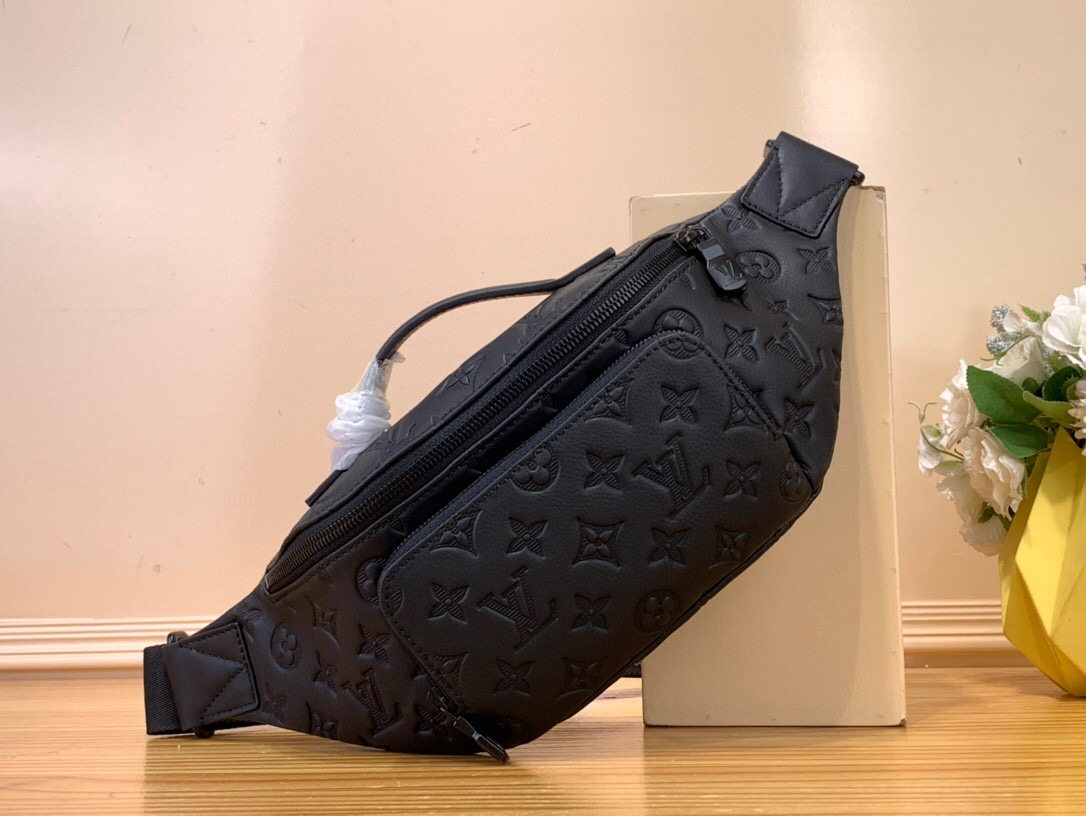 NO:551088,Top Original [Rush Bumbag Waist Bag] M47058 Black m14784 Dark Blue m14782 Light Blue Made from Monogram Shadow Hx calfskin. Functional and easy to wear, it has a front zip pocket for quick access to your phone, keys or cards. The adjustable strap accommodates waist, yoke and crossbody wear and easily closes with a sliding hook. The top leather handle provides hand carry while adding a sporty look. Size 30 x  15 x 8 cm5617075,,cowhide19860909顶级原单【Rush Bumbag 腰包】M47058 黑色 m14784 深蓝色 m14782 浅蓝色 由Monogram Shadow Hx小牛皮制成.功能齐全,易于佩戴,它有一个前拉链口袋,可以快速取用手机、钥匙或卡片.可调节的皮带适应腰部、过肩和斜挎磨损,并通过滑动钩轻松关闭.顶部皮革手柄提供手提,同时增添运动外观. 尺寸 30 x 15 x 8厘米5617075,,cowhide,Bag