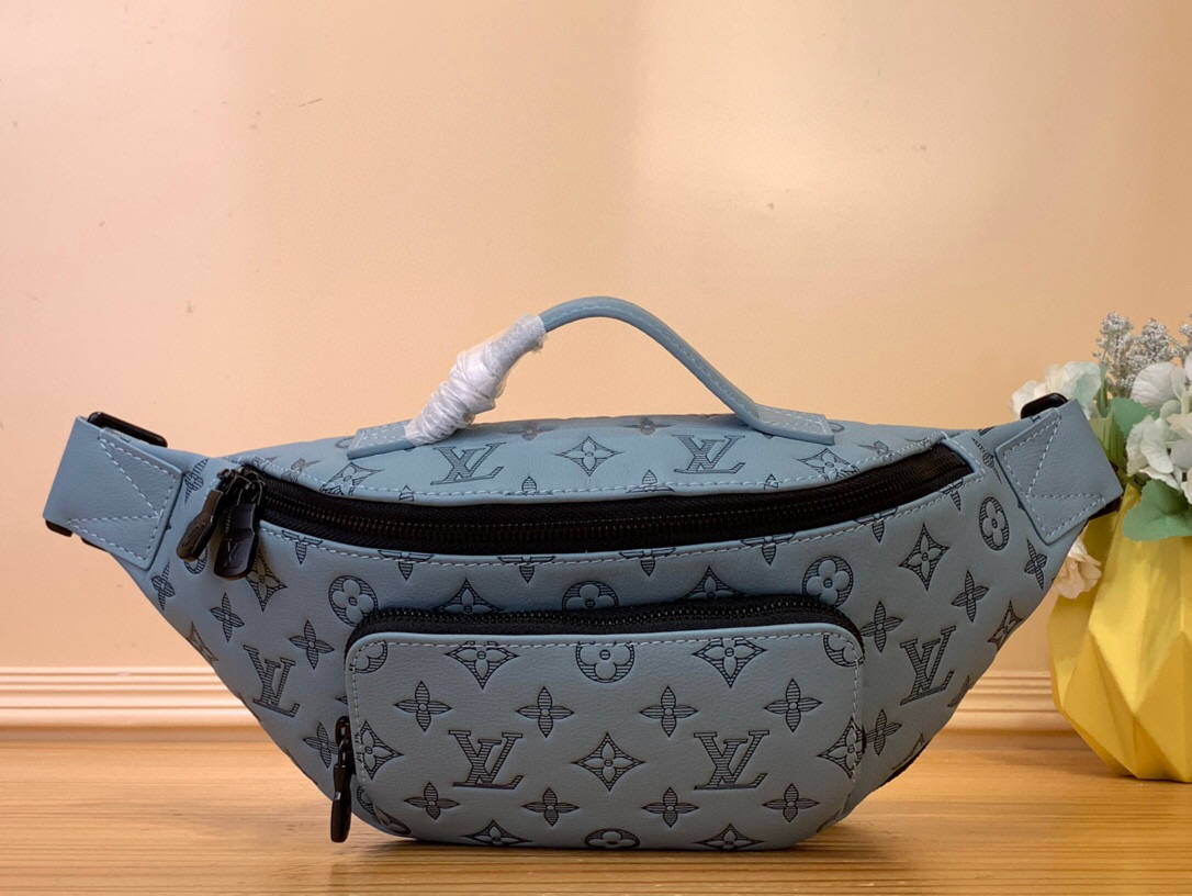 NO:551290,Top Original [Rush Bumbag Waist Bag] M47058 Black m14784 Dark Blue m14782 Light Blue Made from Monogram Shadow Hx calfskin. Functional and easy to wear, it has a front zip pocket for quick access to your phone, keys or cards. The adjustable strap accommodates waist, yoke and crossbody wear and easily closes with a sliding hook. The top leather handle provides hand carry while adding a sporty look. Size 30 x  15 x 8 cm5617075,,cowhide19860909顶级原单【Rush Bumbag 腰包】M47058 黑色 m14784 深蓝色 m14782 浅蓝色 由Monogram Shadow Hx小牛皮制成.功能齐全,易于佩戴,它有一个前拉链口袋,可以快速取用手机、钥匙或卡片.可调节的皮带适应腰部、过肩和斜挎磨损,并通过滑动钩轻松关闭.顶部皮革手柄提供手提,同时增添运动外观. 尺寸 30 x 15 x 8厘米5617075,,cowhide,Bag