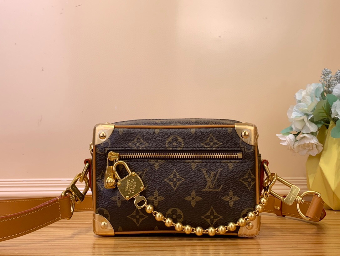 NO:551085,TOP ORIGINAL [Mini Soft Trunk] m14729 Mini Soft Trunk made of Monogram Jm coated canvas with natural cowhide leather trim. It features a gold ball chain and a new decorative padlock engraved with the 'Louis Vuitton Marque Déosée' signature. The lock is removable, allowing the bag to be carried with or without, displaying the metal pearl zipper pull. Dimensions 18.5 x 13 x 8 cm  7018075,,louis vuitton,cowhide19860909顶级原单【Mini Soft Trunk】 m14729 迷你软行李箱由Monogram Jm涂层帆布制成,带有天然牛皮装饰.它以金色球链和刻有“Louis Vuitton Marque Déosée”签名的新装饰挂锁为特色.这个锁是可拆卸的,无论带还是不带,都可以携带包,展示金属珍珠拉链拉. 尺寸18.5 x 13 x 8厘米 7018075,,louis vuitton,cowhide,Bag