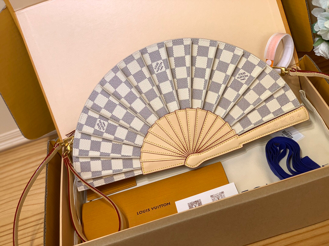 NO:551095,All-steel duty-free [LV FAN handbag] m14804 white checkered LV Fan handbag is made of Monogram gx canvas and appears on the spring and summer show with a unique design, making it a collector's choice. The leather is embellished with Monogram floral details and can be carried by hand or on the shoulder. Size 19 x 6 x 37 cm 981991150,, louis vuitton19860909全钢免税【LV FAN 手袋】 m14804 白格 LV Fan 手袋取材 Monogram gx帆布,以别致设计亮相 春夏秀场,成就收藏家之选.皮革之上点缀 Monogram 花卉细节,手提或肩背皆宜. 尺寸19 x 6 x 37 厘米 981991150,,louis vuitton,Bag