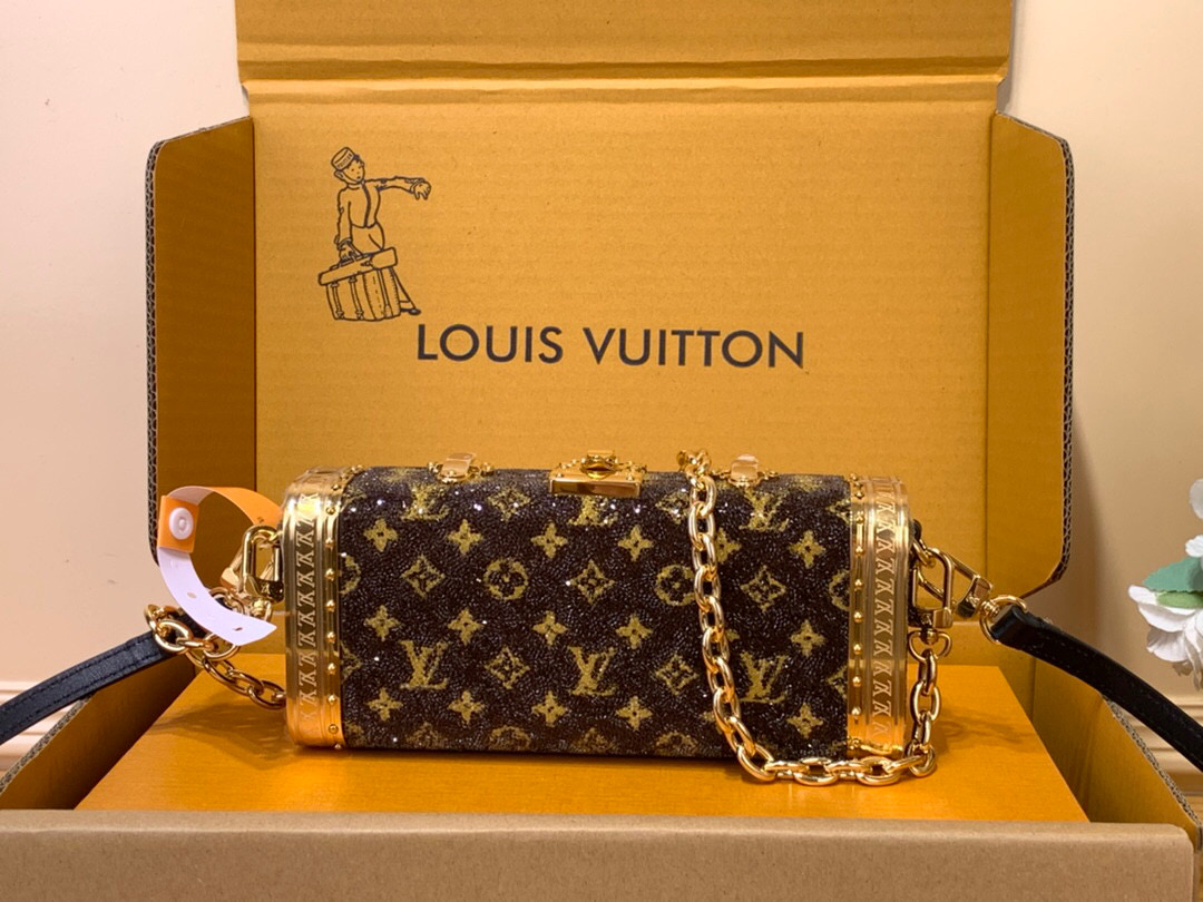 NO:551101,All-steel duty-free [vanity case handbag] M23572 presbyopia full-diamond vanity case gx show model, the sparkle of diamonds and the texture of the hard box are also full marks. Although it is too small to hold anything, it is really exquisite and cute when carried in your hand!  It’s perfect to carry around at parties. It gives you the simple and fashionable feeling of a royal lady, but also has the sweet and cool feeling of a hottie style. I love it!  Size 18.5*10.2*5 cm 175121800,19860909全钢免税【vanity case手袋】M23572 老花满钻vanity case gx秀款,钻石的闪耀加硬盒质感也是满分,虽然小到真的装不下什么,但是拎在手上也是真的好精致好可爱！好适合拎着在arty上全场可以有御姐分的简约时髦感,又可是辣妹风的甜酷感,太爱了！ 尺寸18.5*10.2*5厘米 175121800,,Bag