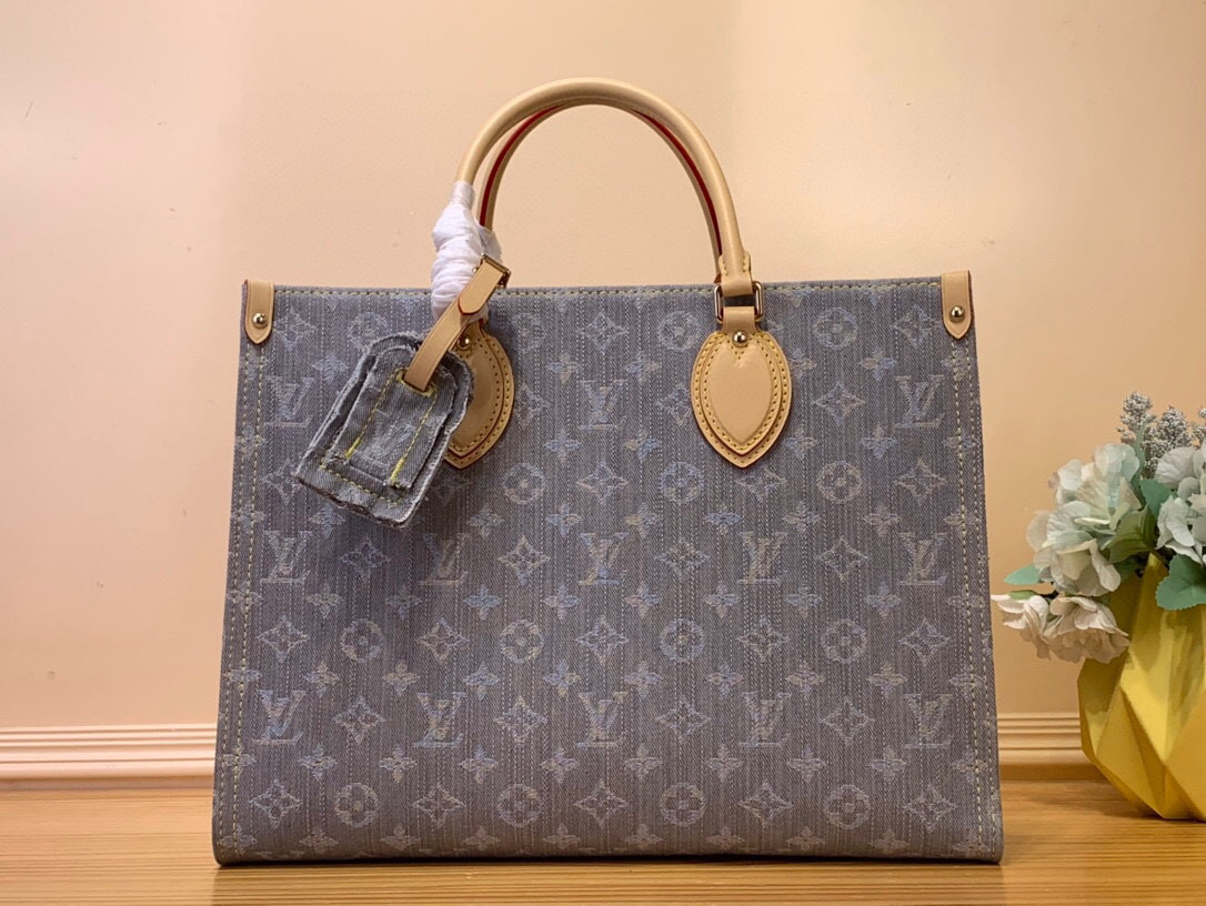 NO:551084,Top Original [OnTheGo MM] m13189 Gray / Denim This edition of the OnTheGo MM Hl celebrates the return of 2016's iconic Monogram Sj denim pattern. It's made from organic cotton, artfully woven with black and white threads, then bleached using special Louis Vuitton techniques to create a vintage-inspired finish. It's sized to hold a laptop, features light gold hardware and includes signature details like natural leather accents and a removable name tag. Size 35 x  27 x 14 cm 7018085,,louis vuitton19860909顶级原单【OnTheGo MM】 m13189 灰色/ 牛仔 这一版的OnTheGo MM Hl庆祝了年标志性的Monogram Sj牛仔布图案的回归.它由有机棉制成,用黑白线巧妙地编织而成,然后使用特殊的路易威登技术进行漂白,以创造出复古风格的饰面.它的尺寸可以存放笔记本电脑,采用浅金色的硬件,包括天然皮革装饰和可拆卸的名牌等标志性细节. 尺寸35 x 27 x 14厘米 7018085,,louis vuitton,Bag