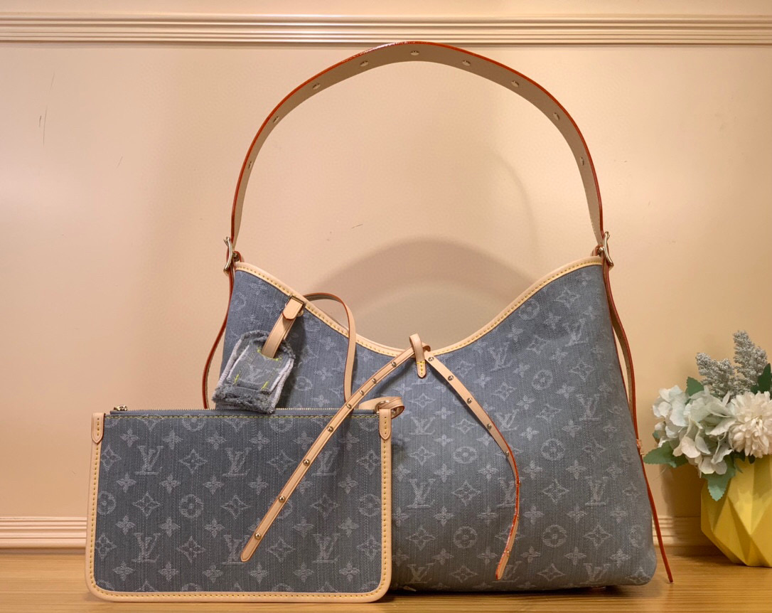 NO:551090,Top original order [CARRYALL medium handbag] m13289 gray/denim This CarryAll Hl medium handbag uses the Monogram Denim pattern born in 2016 on the cotton surface, and then uses Louis Vuitton's exquisite bleaching process to create a washed effect. Contrast leather and detachable nameplates highlight the neat structure, and the zippered inner pocket can safely store valuables, making it a modern choice for traveling in the city. Size 30 x 15 x  39 cm 7518085,,louis vuitton19860909顶级原单【CARRYALL 中号手袋】 m13289 灰色/ 牛仔 本款 CarryAll Hl中号手袋令诞生于 年的 Monogram Denim 图案栖身棉布表面,再以路易威登精湛漂白工艺营造水洗效果.撞色皮革和可拆卸名牌烘托利落构型,拉链内袋可稳妥收纳贵重物品,成就畅行都市的摩登之选. 尺寸30 x 15 x 39 厘米 7518085,,louis vuitton,Bag