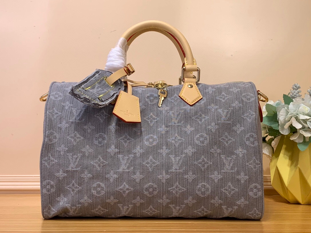 NO:551096,Top original order [SPEEDY SOFT 30 handbag] m13344 gray/denim. This Speedy Soft 30 Sj handbag relies on Louis Vuitton's exquisite bleaching process to trace the Monogram Denim pattern born in 2016 on the cotton surface, and then uses leather trim and glossy metal parts to highlight the details. The key bag and detachable nameplate pay tribute to the brand's trunk-making heritage, and the detachable Toron handle creates a comfortable shoulder carrying experience. Size 21 x  17 x 30 cm.6317075,,louis vuitton19860909顶级原单【SPEEDY SOFT 30 手袋】 m13344 灰色/牛仔 本款 Speedy Soft 30 Sj手袋依托路易威登精湛漂白工艺,于棉布表面描摹诞生于 年的 Monogram Denim 图案,再借皮革饰边和莹泽金属件点亮细节.钥匙包和可拆卸名牌致意品牌制箱传承,可拆卸 Toron 手柄成就舒适肩背体验. 尺寸21 x 17 x 30 厘米.6317075,,louis vuitton,Bag