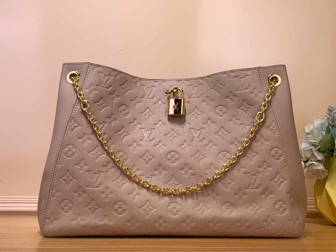 NO:551100,Top original order [ANYTIME medium handbag] m14324 black m14658 taupe This Anytime Ys medium handbag traces back to the Promenade handbag that was born in 2010, making it a good choice for daily commuting and weekend outings. The Monogram Empreinte leather bag is decorated with shiny metal parts, and the LV padlock can be hung on the sliding chain shoulder strap, making it easy to explore a variety of styling possibilities and carrying methods. Size 27 x 14 x  42 cm 981991000,,louis vuitton19860909顶级原单【ANYTIME 中号手袋】 m14324 黑色 m14658 灰褐色  本款 Anytime Ys中号手袋回溯诞生于 年的典藏 Promenade 手袋,成就日常通勤和周末出游佳选.Monogram Empreinte 皮革包身点缀莹泽金属件,LV 挂锁可悬挂于滑链肩带,轻松探索多种造型可能和背携方式. 尺寸27 x 14 x 42 厘米 981991000,,louis vuitton,Bag