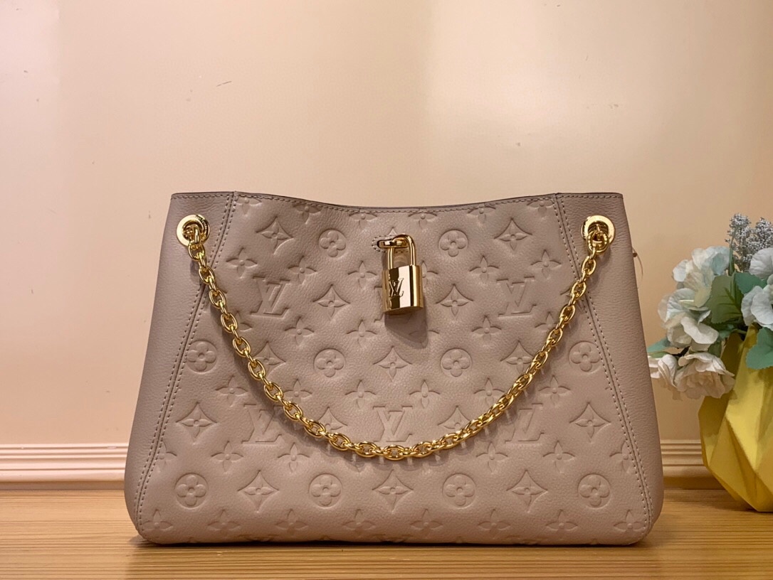 NO:551109,Top original order [ANYTIME small handbag] m14659 gray m14414 black This Anytime Ys small handbag traces back to the Promenade handbag that was born in 2000. It uses modern touches to create a chic choice for day and night. Monogram Empreinte leather creates ample space for easy storage of daily needs. The LV padlock can also be hung on the sliding chain shoulder strap, making it easy to explore a variety of styling possibilities and carrying methods.  Dimensions 20 x 13 x 34 cm (height x width x length).8819095,,louis vuitton19860909顶级原单【ANYTIME 小号手袋】 m14659 灰色 m14414 黑色 本款 Anytime Ys小号手袋回溯诞生于 年的 Promenade 手袋,以摩登笔触打造昼夜皆宜的别致之选.Monogram Empreinte 皮革构筑充裕空间,便于收纳日常所需.LV 挂锁亦可悬挂于滑链肩带,轻松探索多种造型可能和背携方式. 尺寸20 x 13 x 34 厘米 (高 x 宽 x 长度).8819095,,louis vuitton,Bag