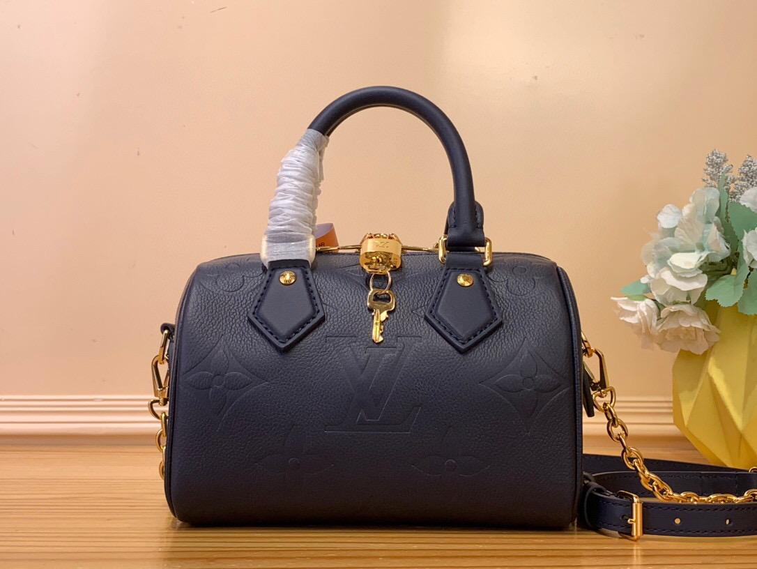 NO:551137,Top original order [SEEDY BANDOULIRE 20 handbag] M14200 M46397 M58953 Dark Blue This Seedy Bandoulière 20 Ys handbag is made of Monogram Emreinte leather in elegant tones, highlighting the inspiration of the LV Milky Way series. The compact configuration contains ample space to store smartphones, wallets, keys and lipstick. Metal parts such as padlocks and key cases complete the whole.  Dimensions 13.5 x 12 x 20.5 cm 7819085,,louis vuitton19860909顶级原单【SEEDY BANDOULIRE 20 手袋】 M14200 M46397 M58953深蓝 本款 Seedy Bandoulière 20 Ys手袋为 Monogram Emreinte 皮革渲染雅致色调,彰显 LV Milky Way 系列的灵感启发.紧凑构型蕴含充裕空间,可收纳智能手机、钱夹、钥匙和唇膏.挂锁和钥匙包等金属件完善整体. 尺寸13.5 x 12 x 20.5 厘米 7819085,,louis vuitton,Bag