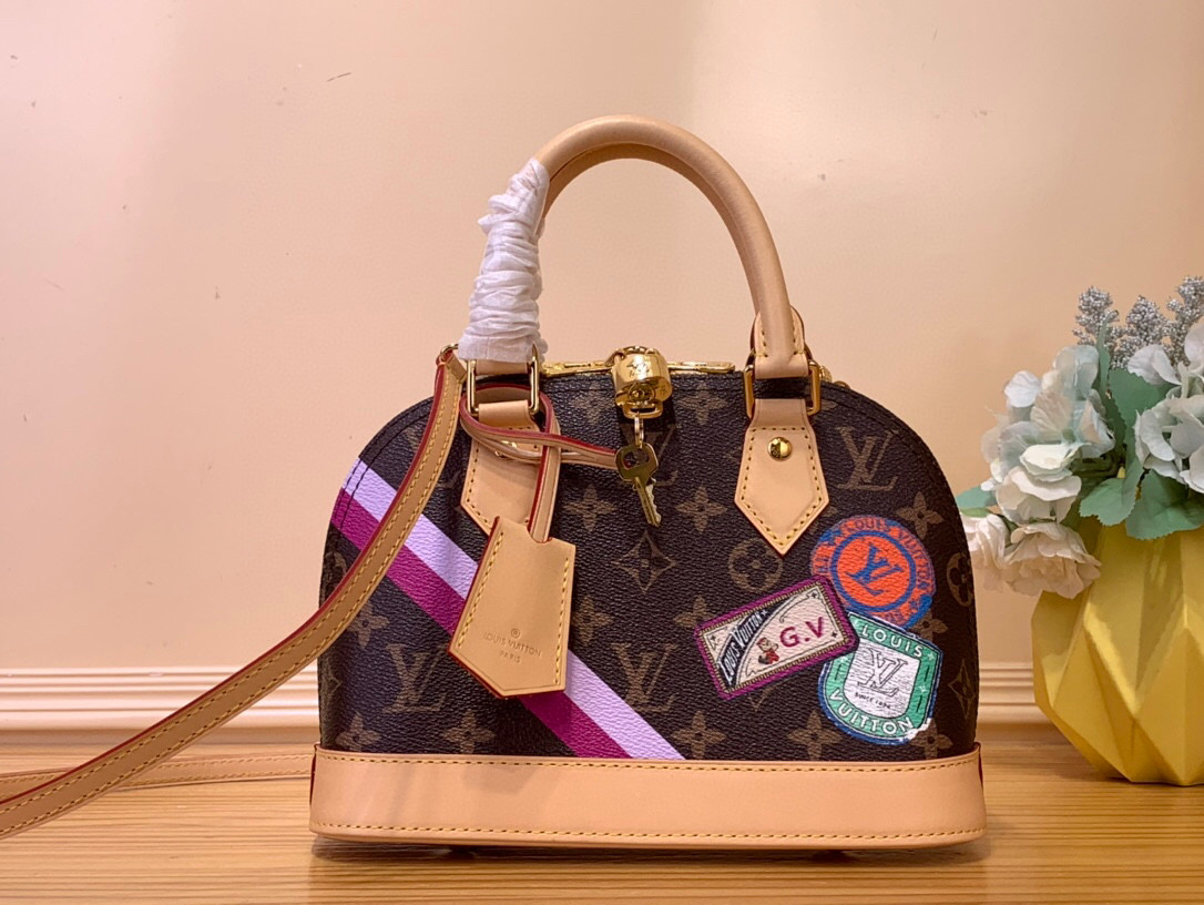 NO:551120,Top original order [ALMA BB MON MONOGRAM handbag] 01917 badge This Alma BB Jm handbag comes from the Mon Monogram series, which can be decorated with a series of interesting elements to confidently show your personality. The Monogram canvas configuration traces the Art Deco style of 1934, and the dazzling padlock, key, Toron handle and leather key bag add classic details. Dimensions 17.5 x 11.5 x 23.5 cm  (height x width x length) 5316065,19860909顶级原单【ALMA BB MON MONOGRAM 手袋】01917徽章 本款 Alma BB Jm手袋出自 Mon Monogram 系列,可随心添缀一系列趣味元素,自信彰显个性风采.Monogram 帆布构型溯源 1934 年的装饰艺术格调,耀目挂锁、钥匙、Toron 手柄和皮革钥匙包再添经典细节. 尺寸17.5 x 11.5 x 23.5 厘米 (高 x 宽 x 长度) 5316065,,Bag