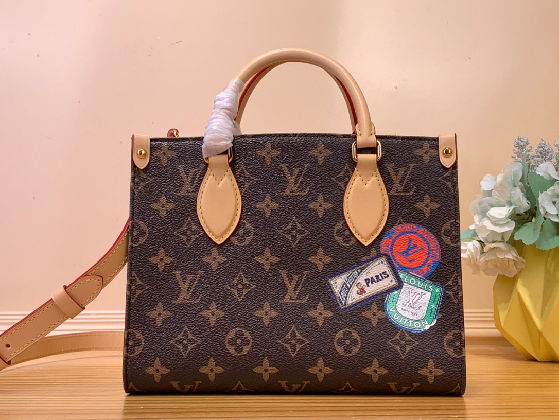 NO:551116,Top original order [ONTHEGO MON MONOGRAM small handbag] 01900 badge The Mon Monogram Jm series injects individuality and ingenuity into Monogram canvas, renewing the classic style of the OnTheGo small handbag. You can add patches, stripes and exclusive letters at will to create a fun and unique choice. Toron leather handles and adjustable leather shoulder straps allow for a variety of carrying methods. Dimensions 19 x 11.5 x 25 cm (height)  x width x length).5516065,19860909顶级原单【ONTHEGO MON MONOGRAM 小号手袋】01900徽章 Mon Monogram Jm系列为 Monogram 帆布注入个性巧思,焕新 OnTheGo 小号手袋的经典风尚.可随心添缀贴饰、条纹与专属字母,打造趣意盎然的别致之选.Toron 皮革手柄和可调节皮革肩带成就多种背携方式. 尺寸19 x 11.5 x 25 厘米 (高 x 宽 x 长度).5516065,,Bag